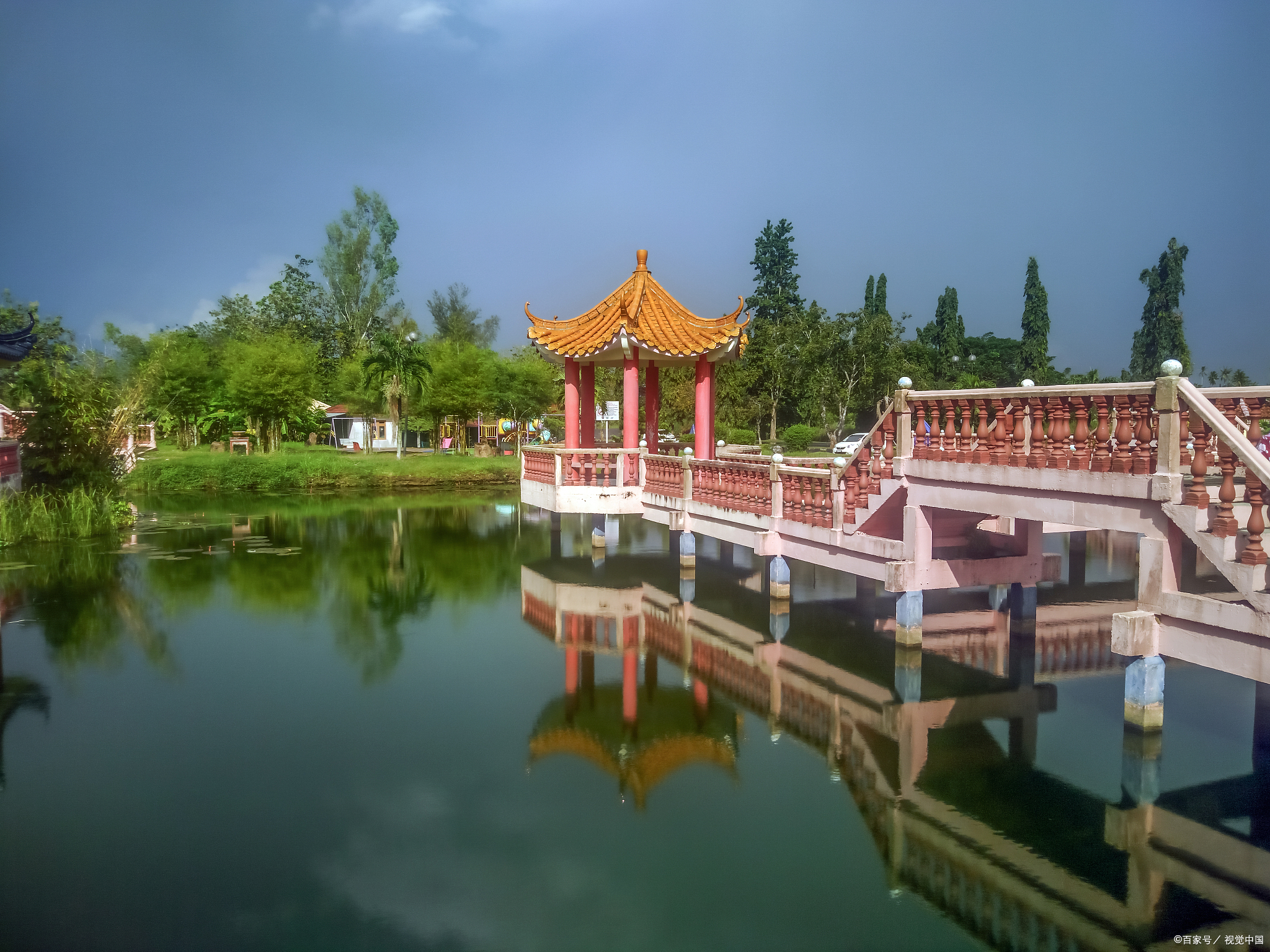 云南蒙自,今天我们要探索的是这座城市中的一颗璀璨明珠——南湖公园