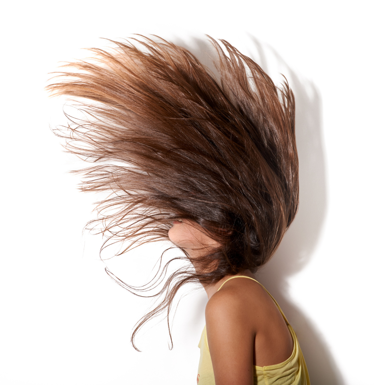 近日,有游客在新疆吐鲁番游玩时,头发全部竖起来.