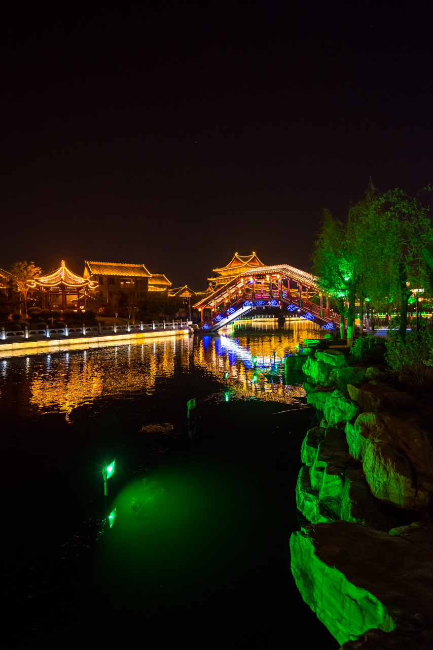 以下是开封最美的几个夜景:  11566清明上河园:作为开封最著名的