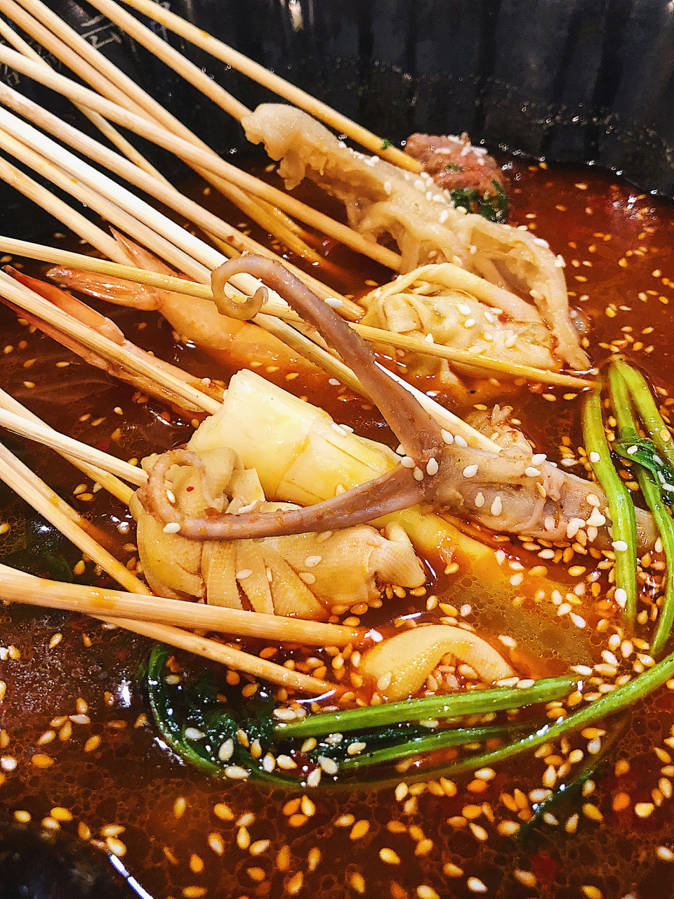 重庆冷串串:清爽麻辣的美食之旅 说到重庆,你首先想到的可能是火锅