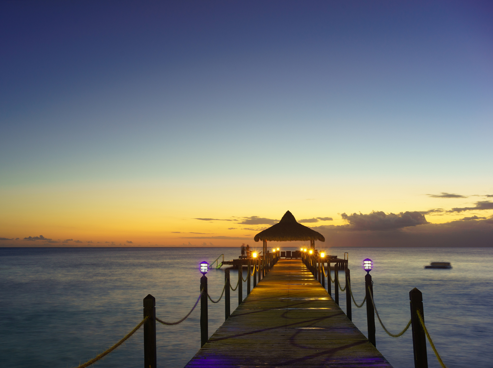 月岛是一处让人流连忘返的旅游胜地,得名于空中俯瞰下犹如一弯新月的