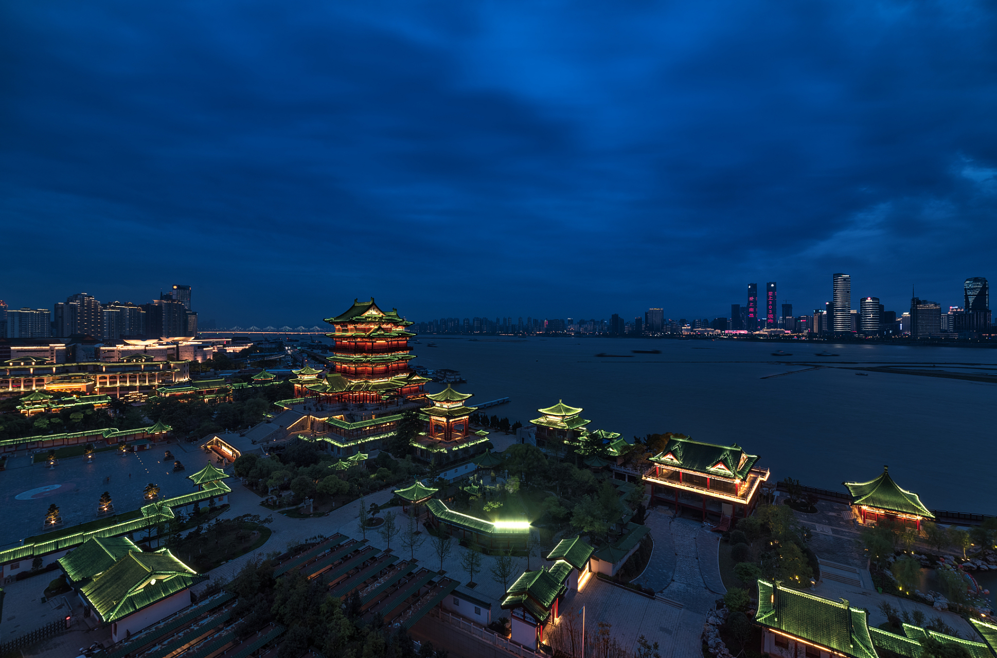 位于江西省南昌市赣江畔,1989年重建,更为气派.