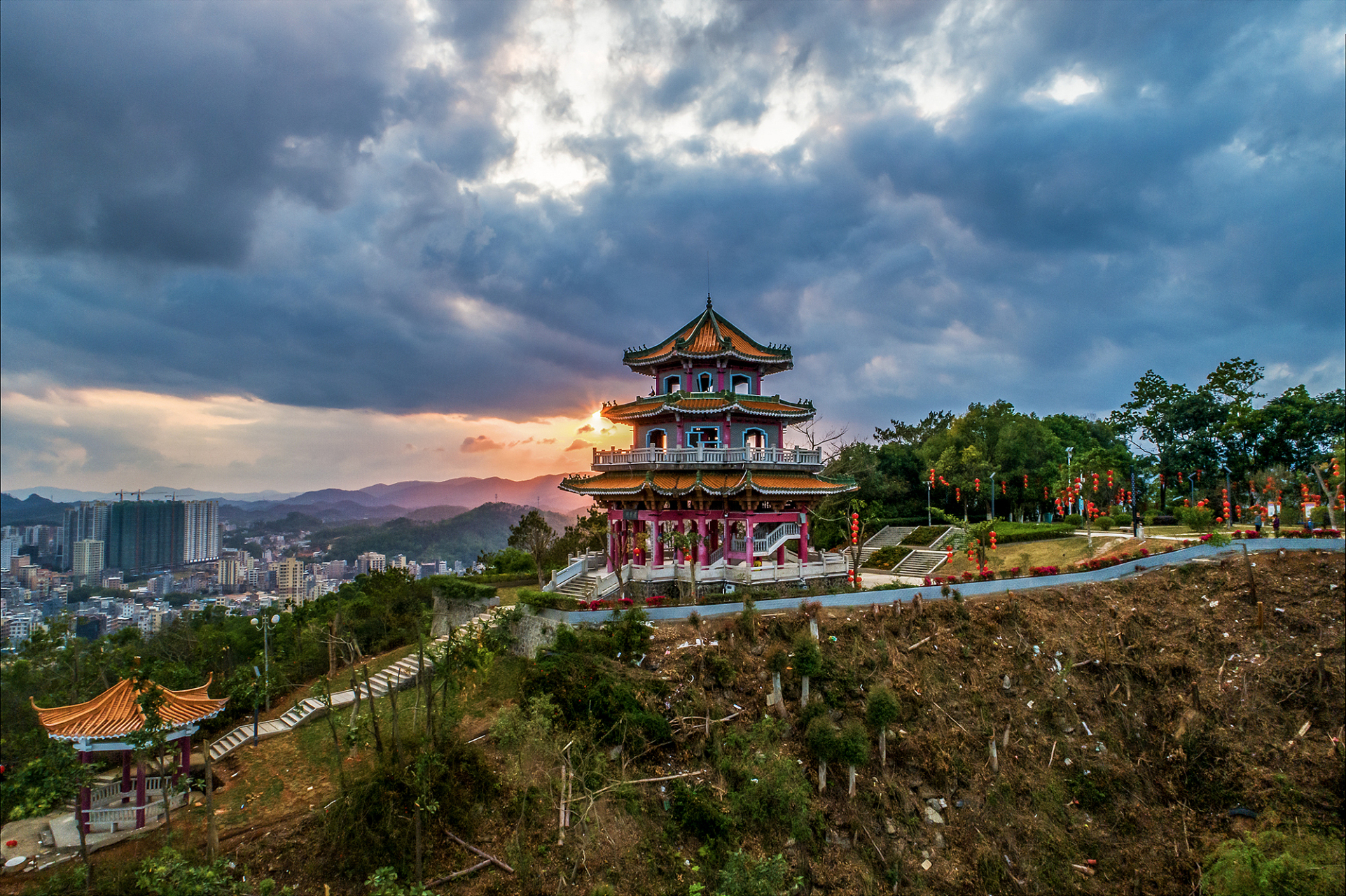 茂名市位于广东省,拥有南山寺,中国第一滩和茂名森林公园三个著名景点