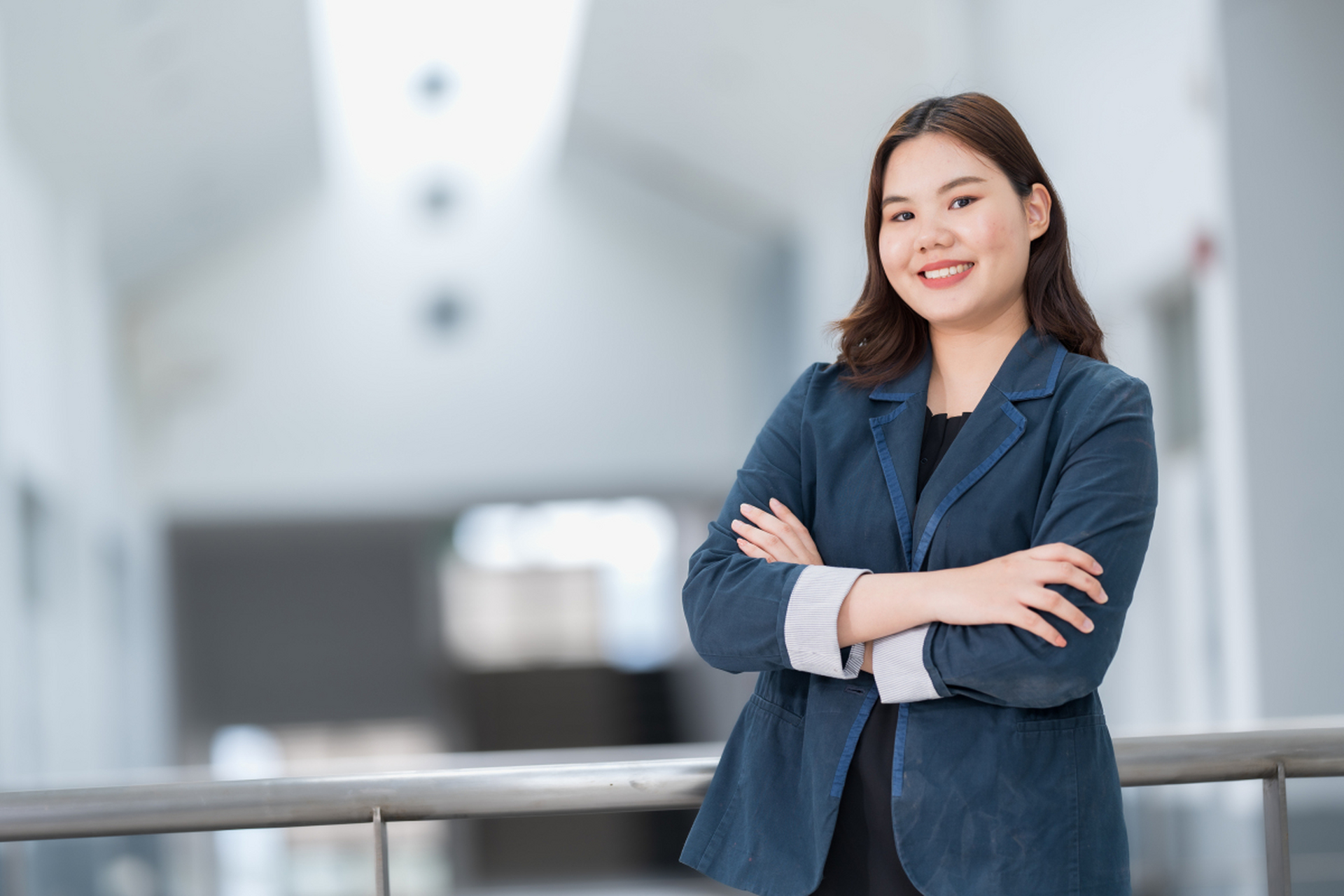 年轻女白领因为发现老公和女网友聊天暧昧,为了报复老公,自己也找了一