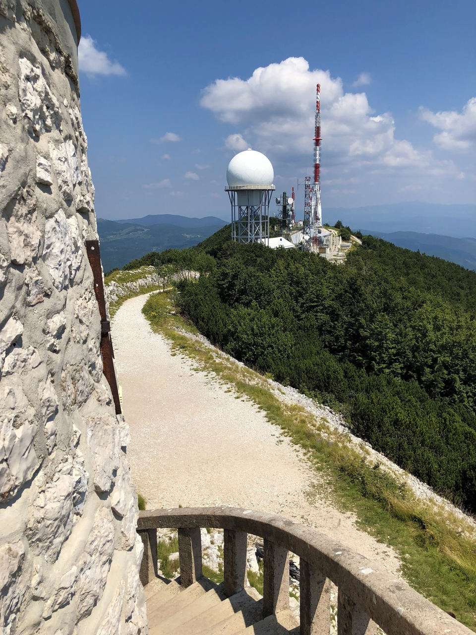 摩天岭:摩天岭是唐家河自然保护区内的一座山峰,海拔约3000米.
