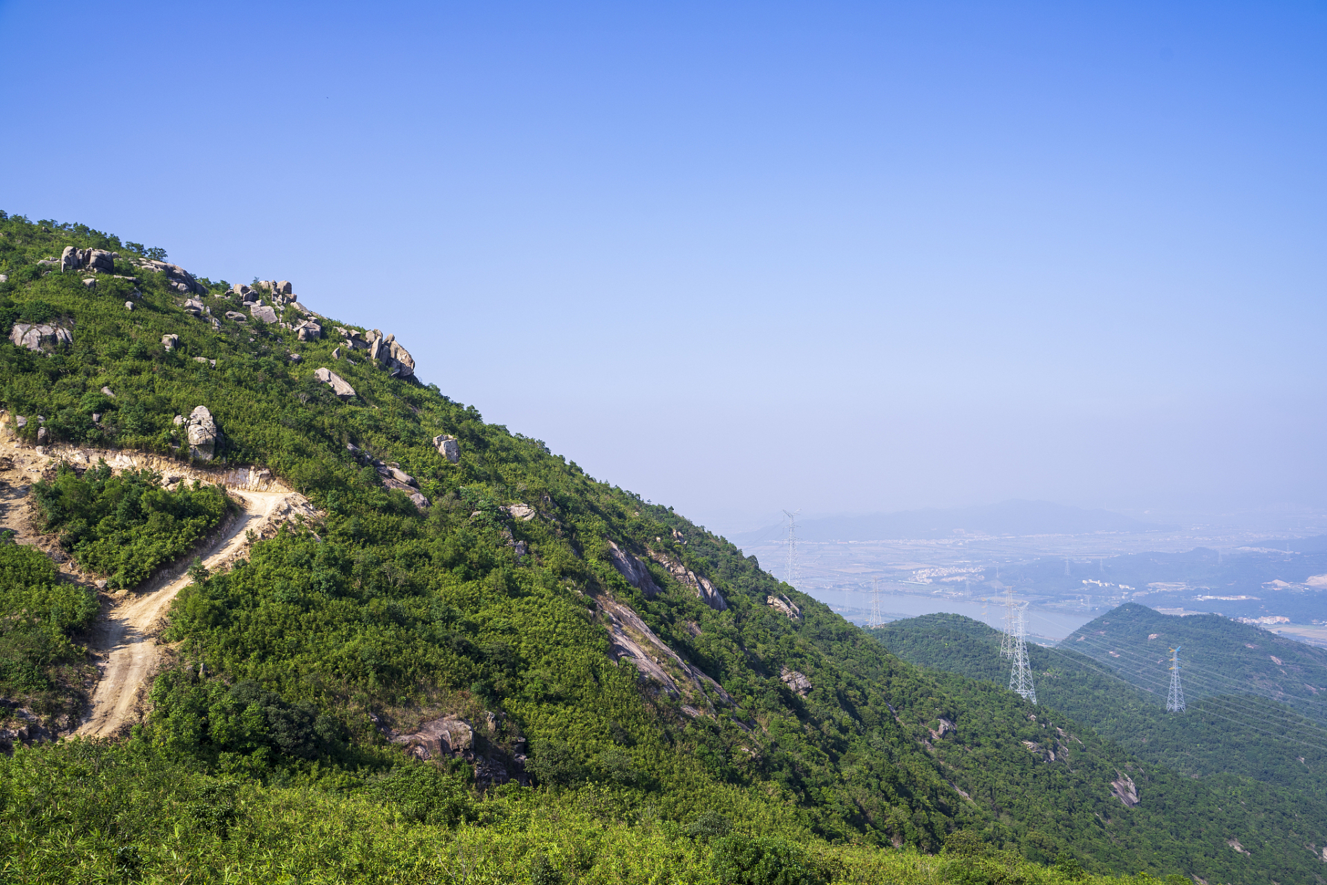龙王尖山寨遗址位于武汉市黄陂区李集镇东北与长轩岭镇西的交界处