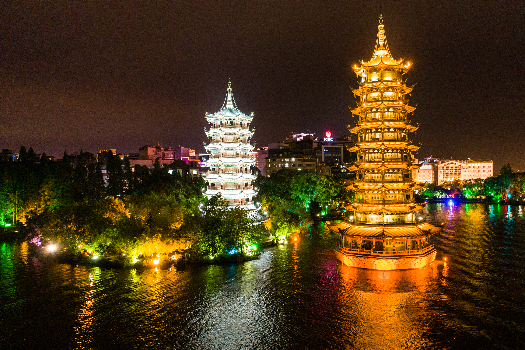 桂林双塔是桂林市区的标志性建筑,包括大雁塔和小雁塔,是广西的重点