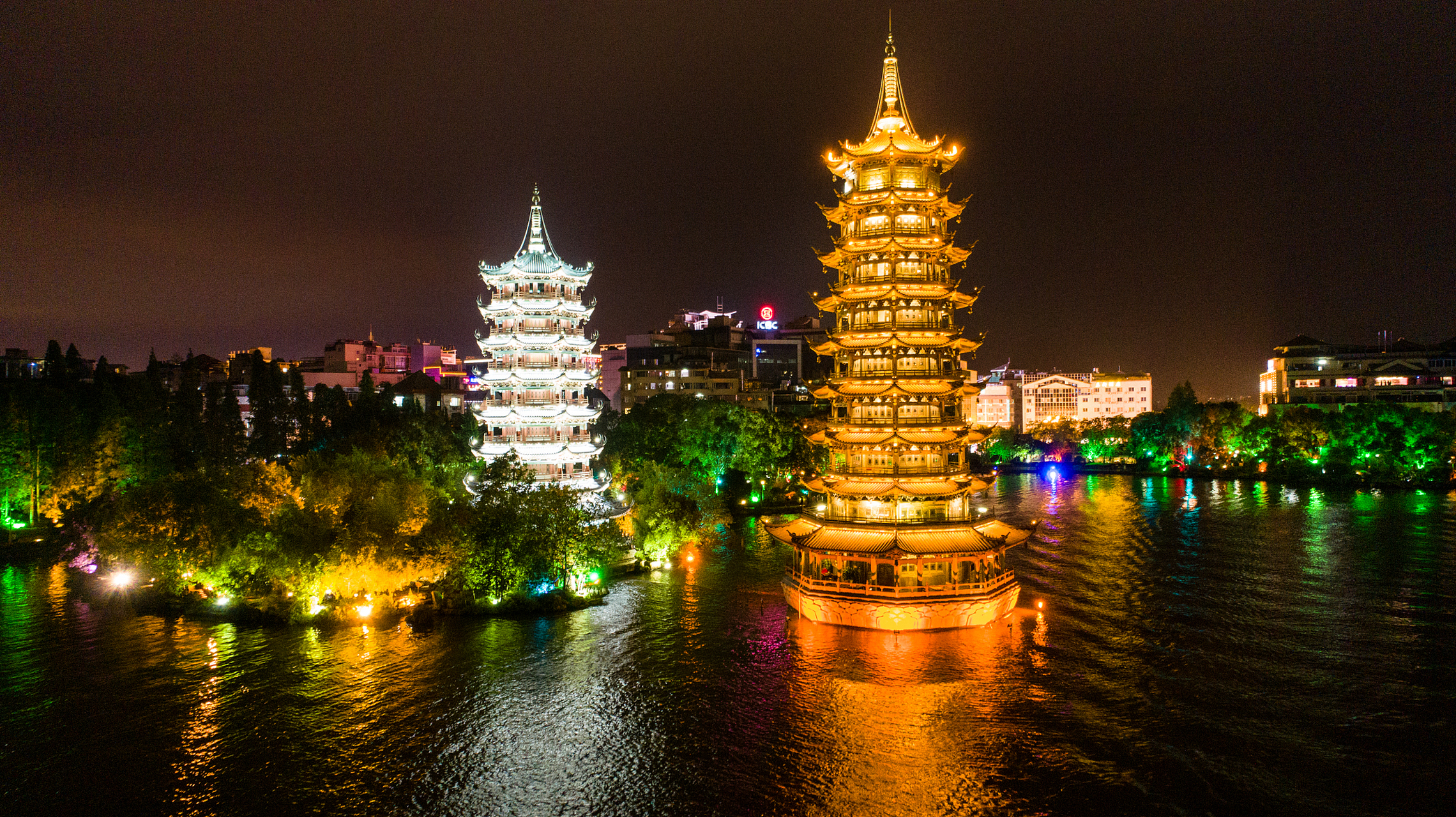 桂林双塔是桂林市区的标志性建筑,包括大雁塔和小雁塔,是广西的重点