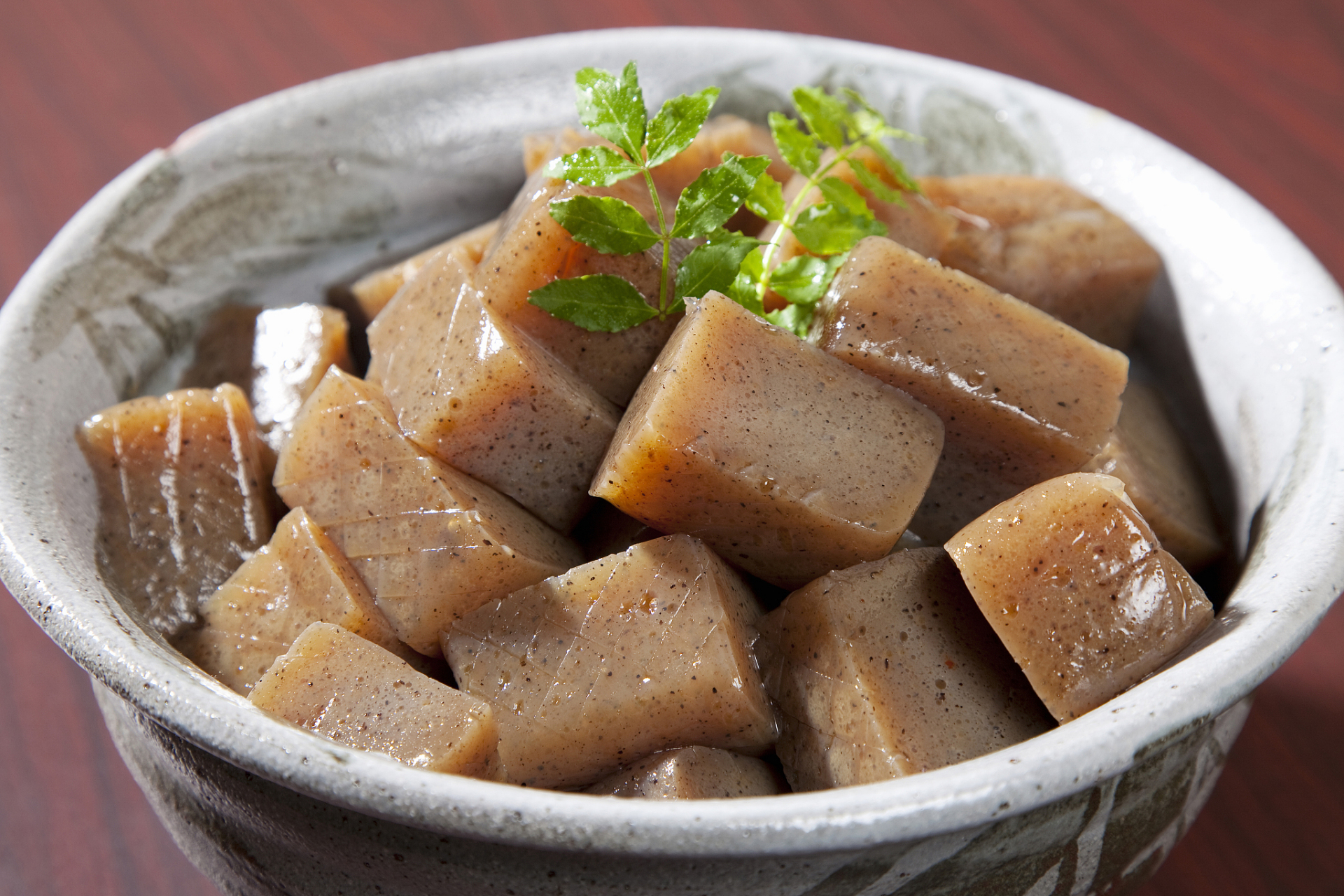 禹州焖子,禹州粉条和姜丝藕片是禹州美食的代表,以其独特风味和制作