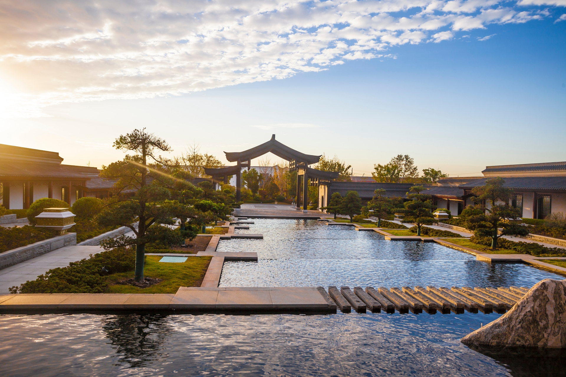 观唐温泉(国际)度假村集温泉疗养,餐饮娱乐,休闲度假等为一体,是4a