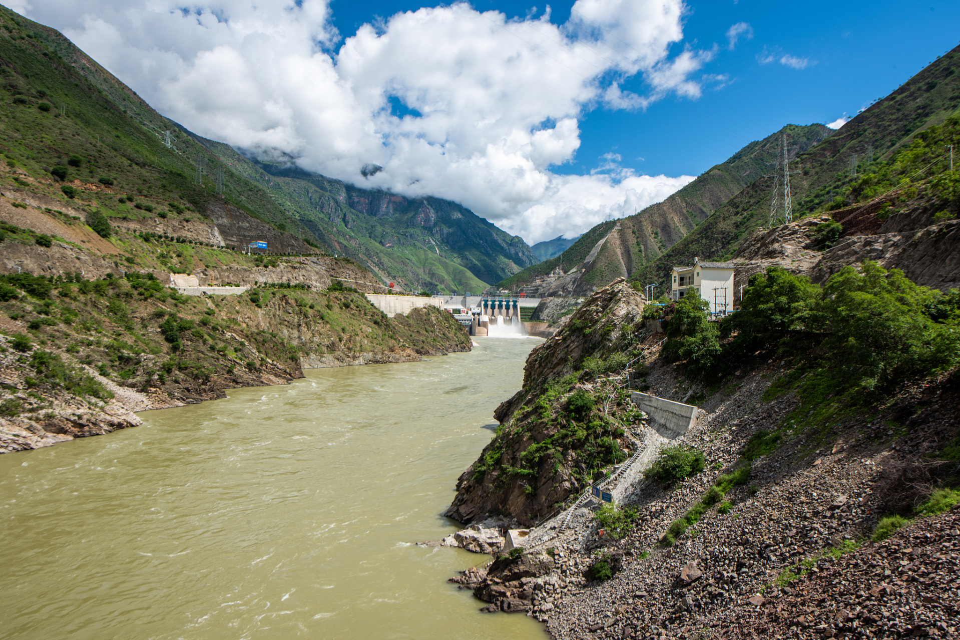 澜沧江梅里大峡谷,位于中国云南迪庆德钦县,中国最美大峡谷之一,中国