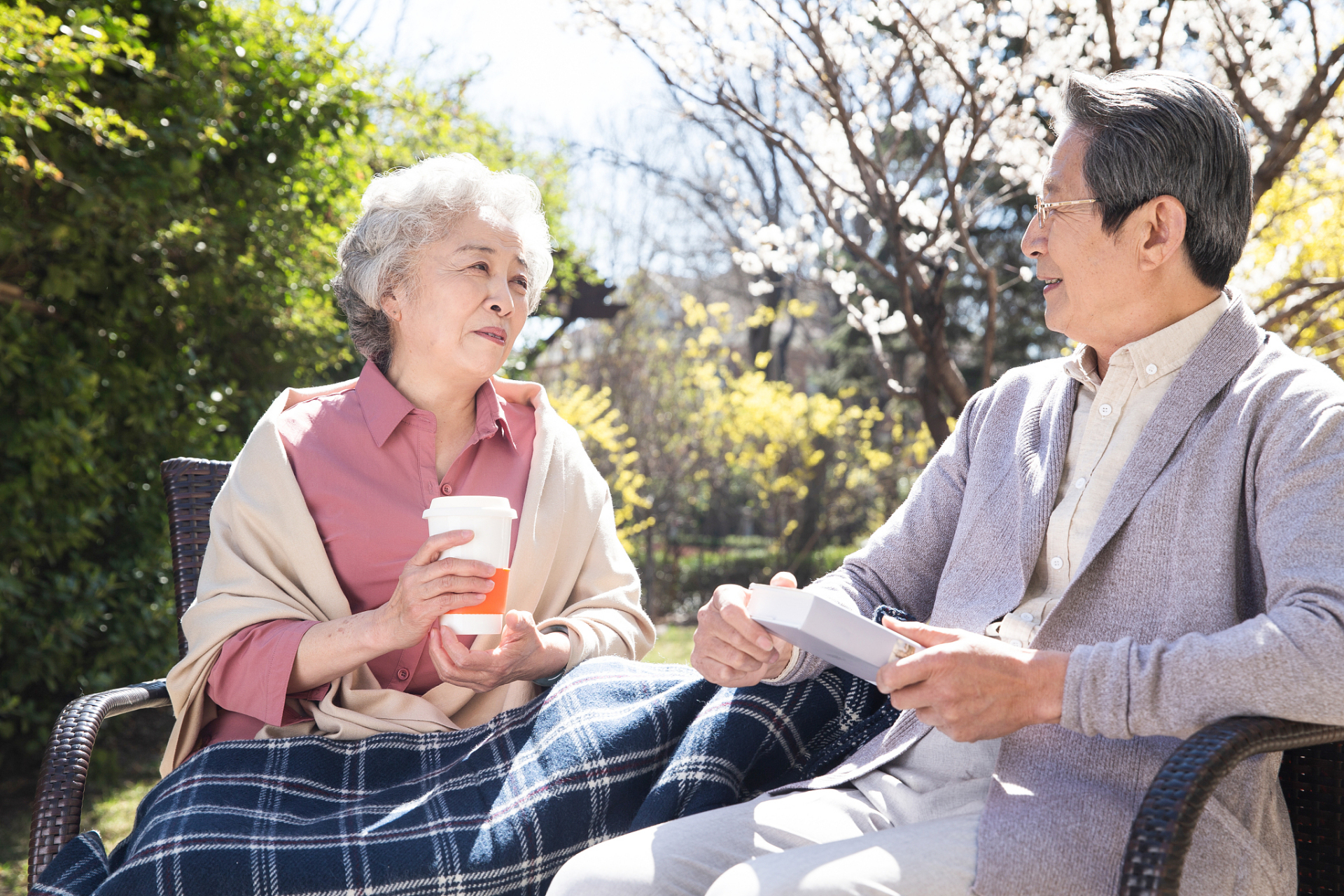 中医养生方法之晒太阳,正确晒太阳,有助身体健康.