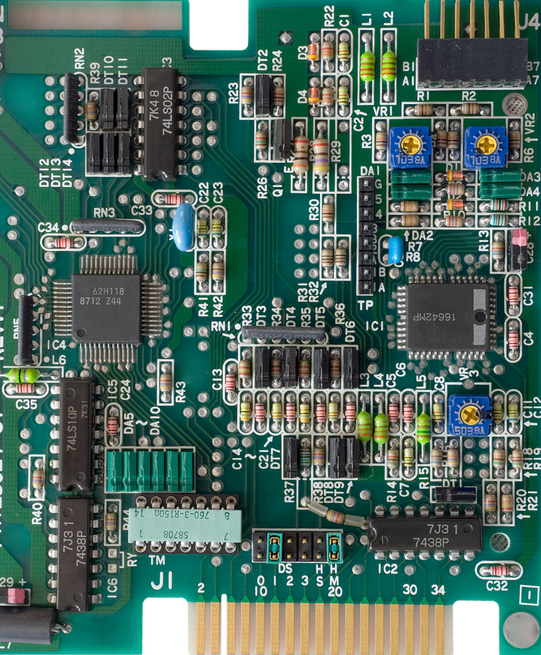 的pcb(printed circuit board)是主板上所有