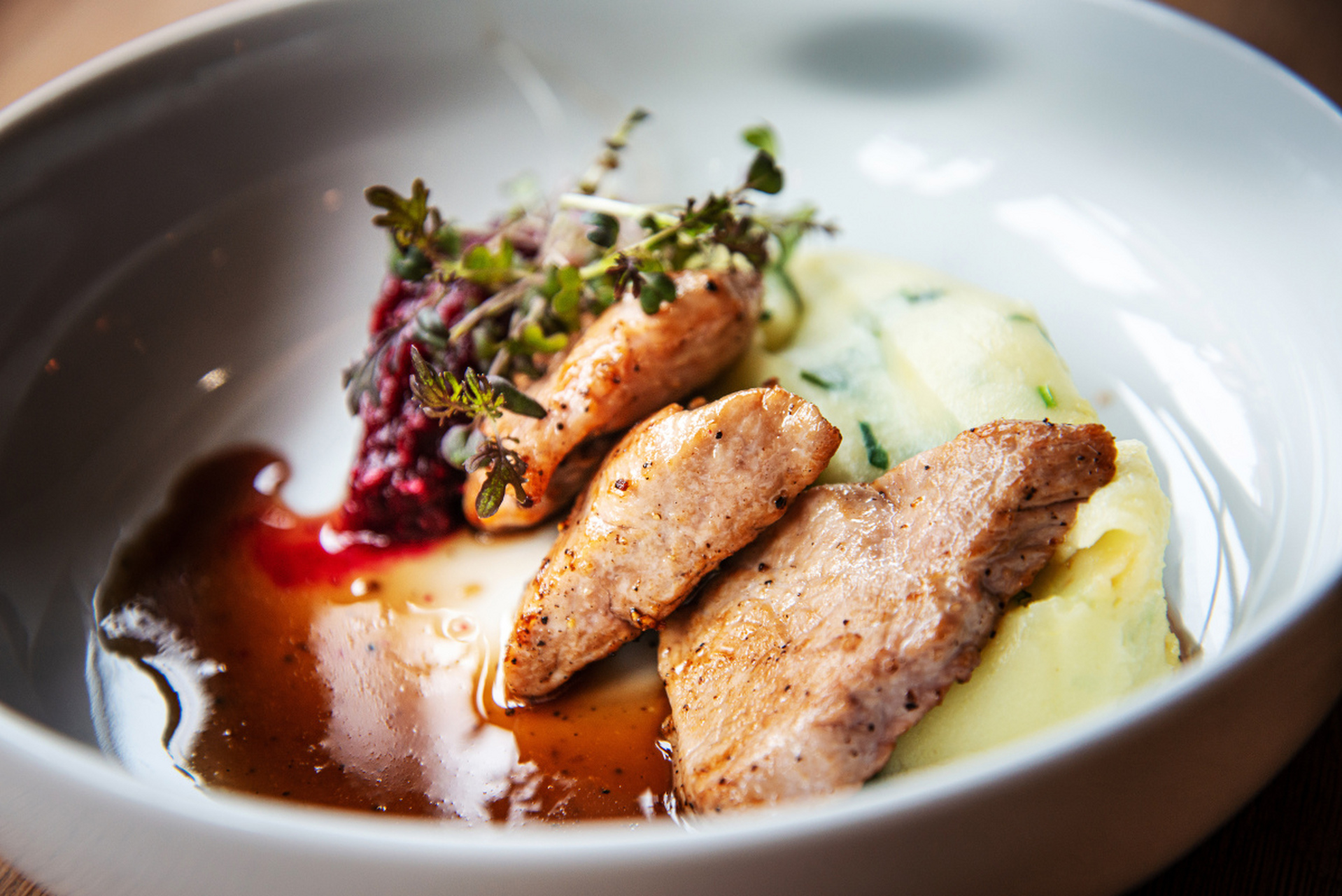 你可能不知道的美食#  今天我品尝了一道经典法国菜:香煎鹅肝.