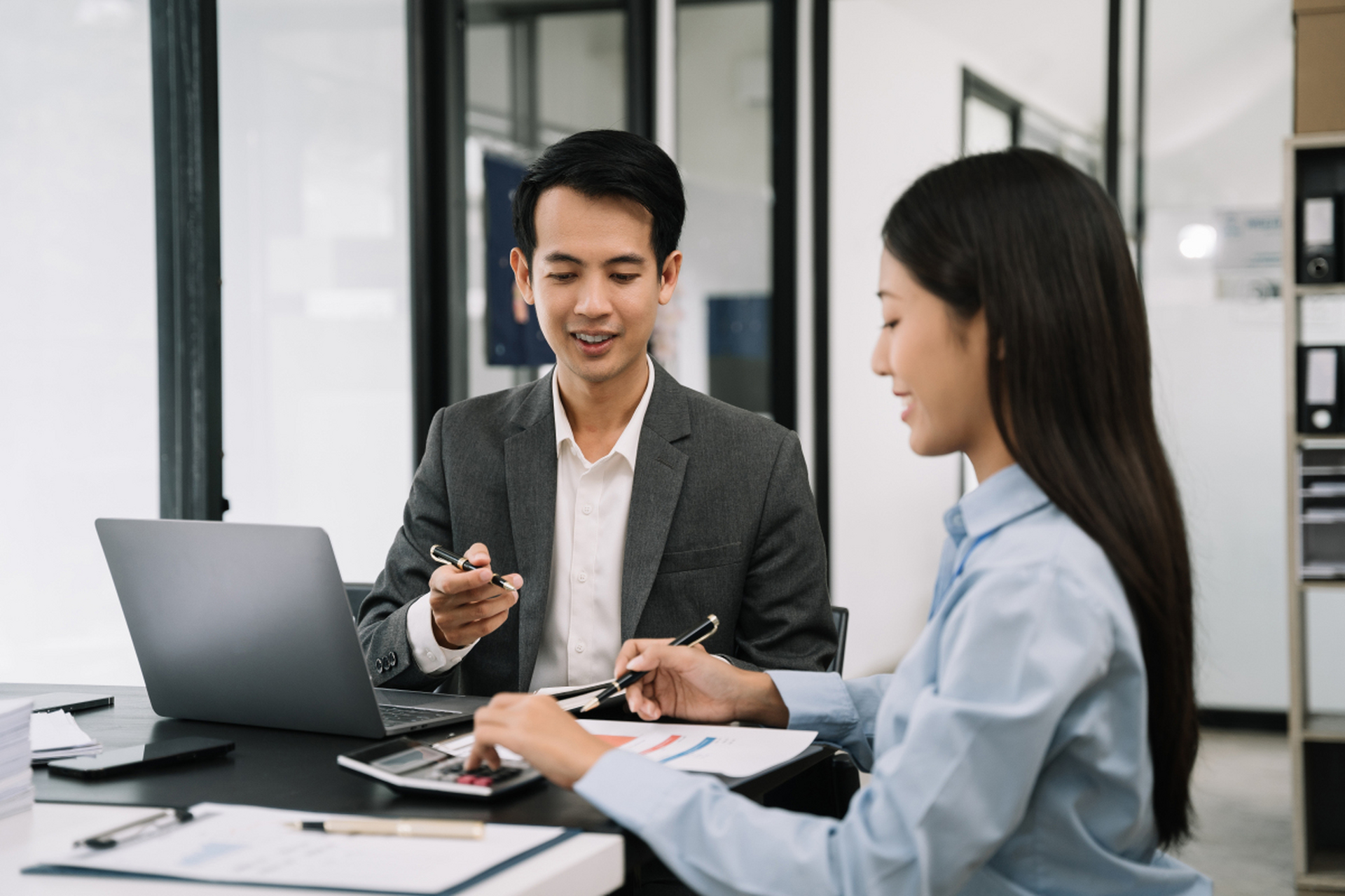 职场菜鸟的"幸运日"  在一个普通的周五,一个名叫小李的职场新人兴高