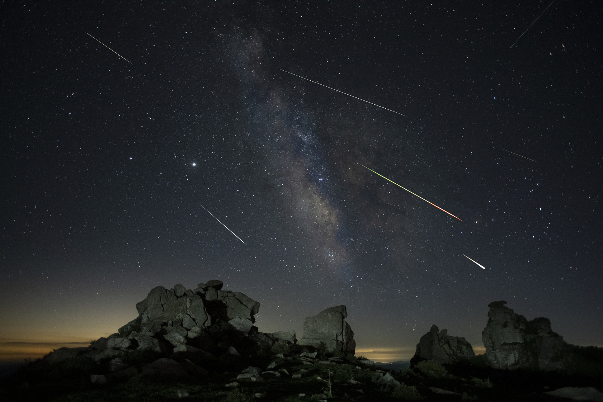 流星雨是夜空中美丽的视觉盛宴,由太阳系内的小天体在穿越地球大气层