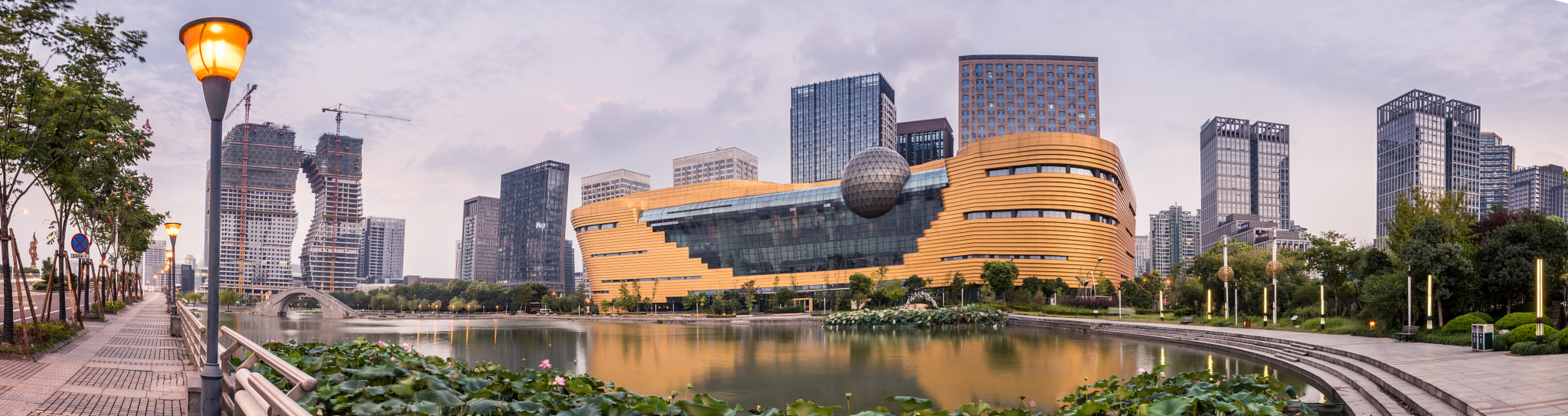 浙江湖州龙之梦是一个集主题乐园,酒店,商业街等于一体的综合性旅游