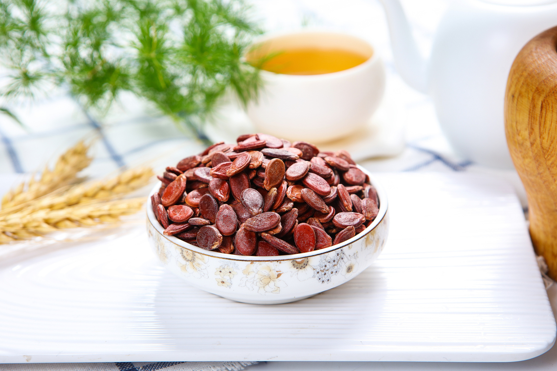 在广东河源,有一种特别的美食,那就是源城红瓜子.