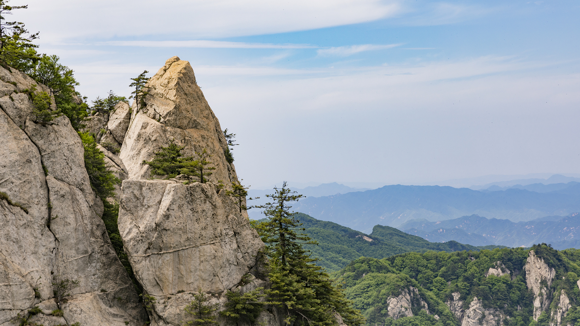 尧山,又称石人山,坐落于河南省平顶山市鲁山县西部,伏牛山东段,因尧孙