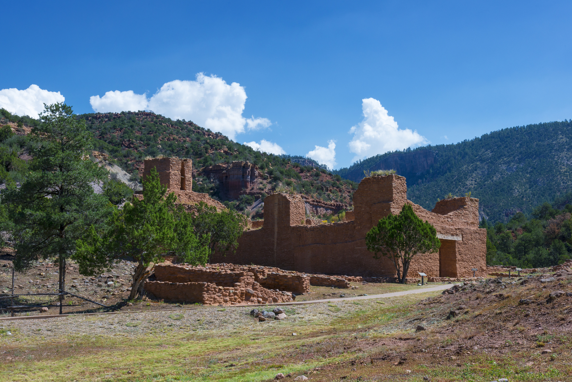 在绿意旅游中,曲西碉楼群是我国的宝藏.