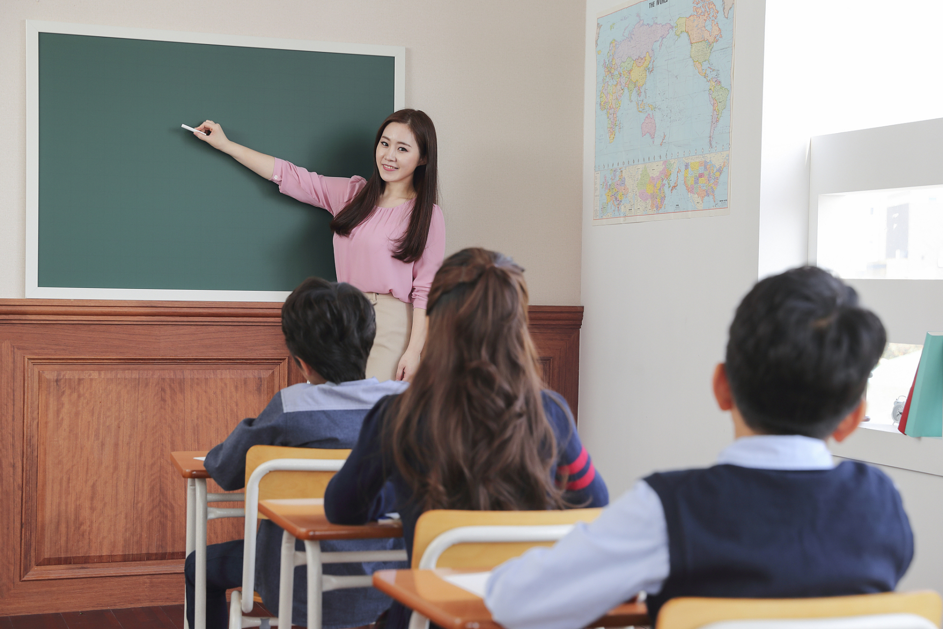 不要把坏情绪带到课堂上来,保持心情舒畅,精神饱满地走进教室. 2.