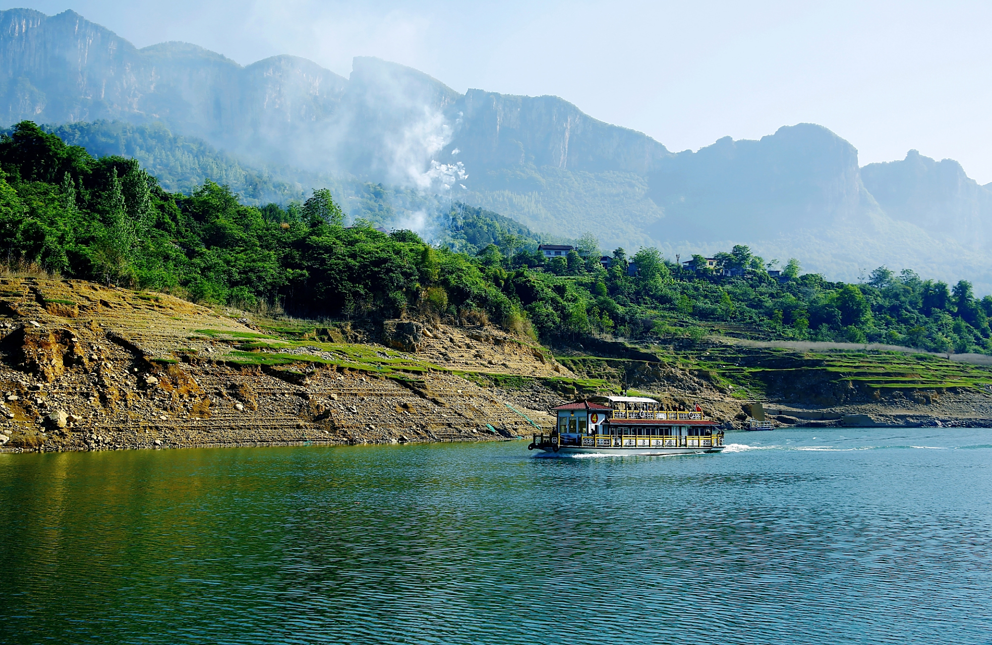 神农溪,位于长江三峡中段,是一条山水皆佳的风景线.