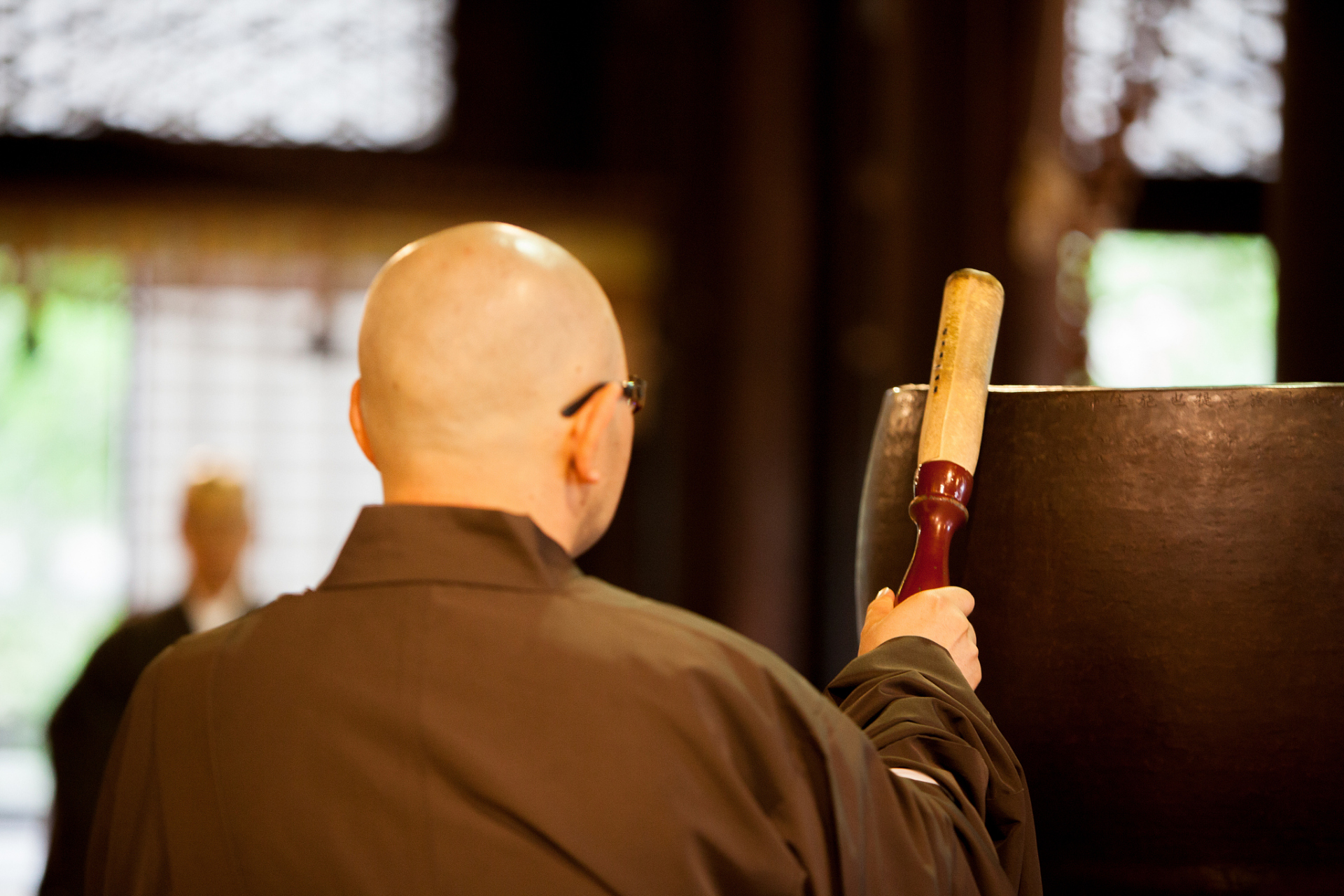 这其中最蹊跷的是,和尚居然拥有"百万巨资"?