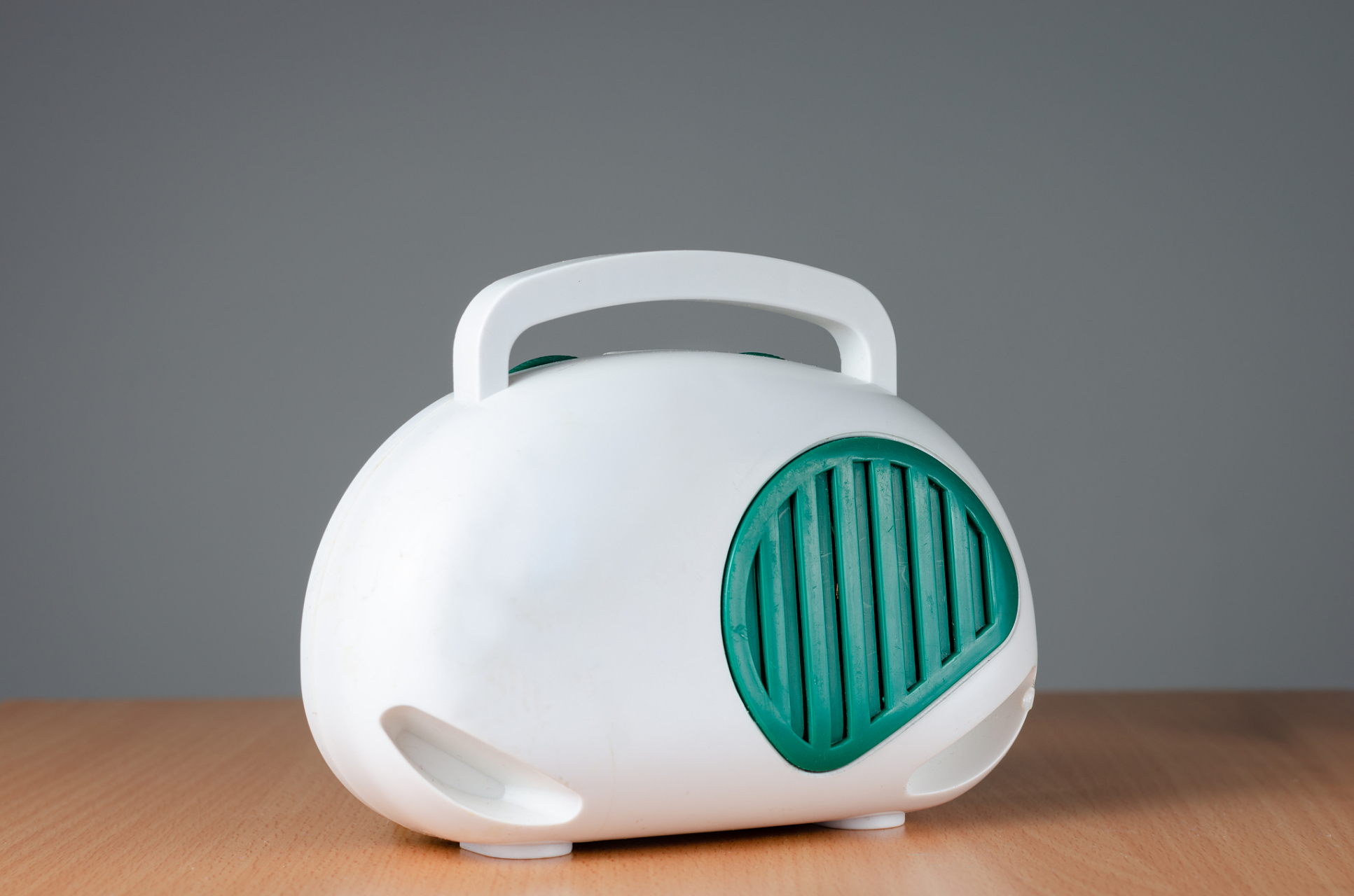 电子驱蚊器,它是利用高频声波来驱赶蚊子