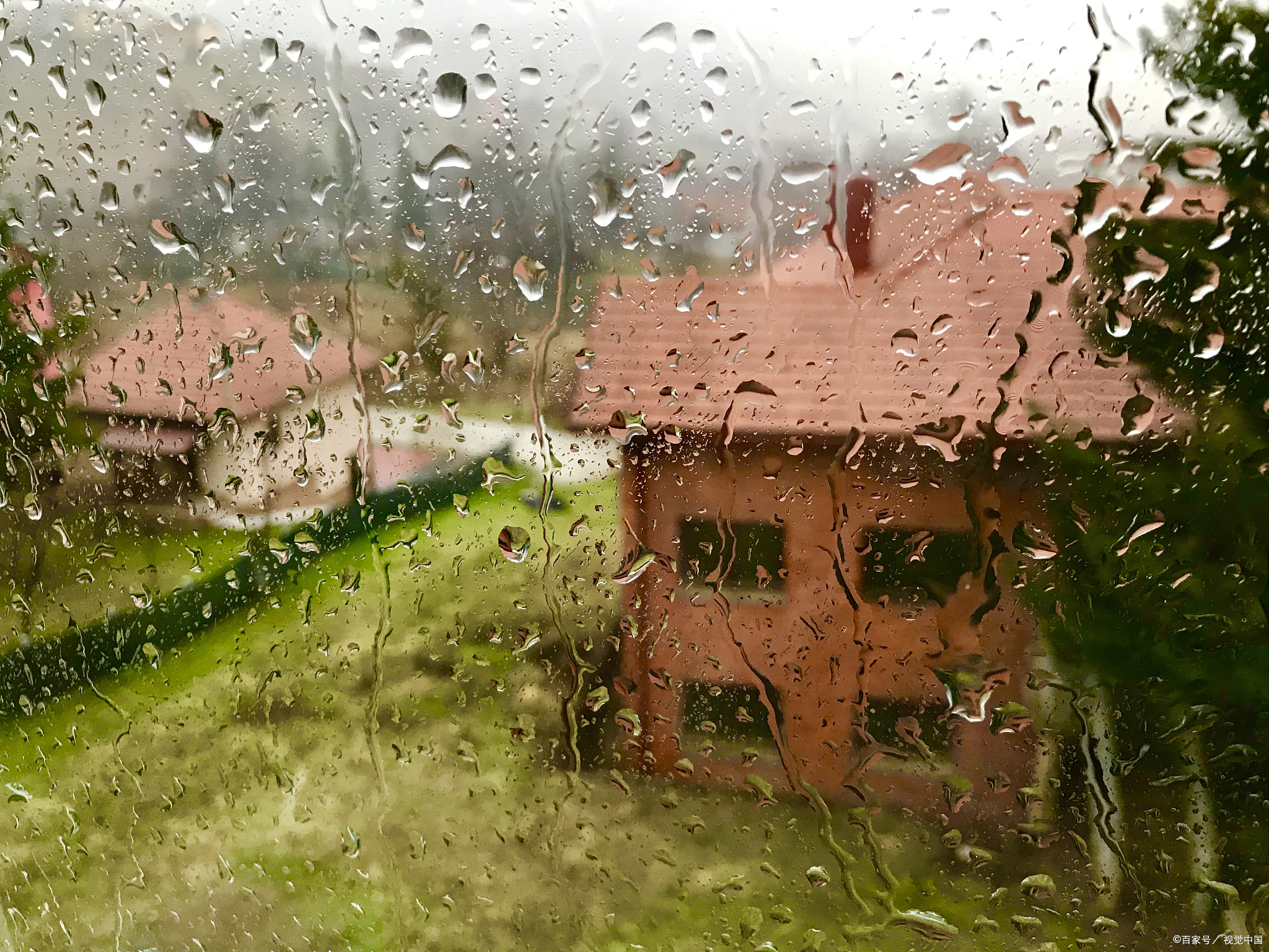 下雨天却温馨的图片图片