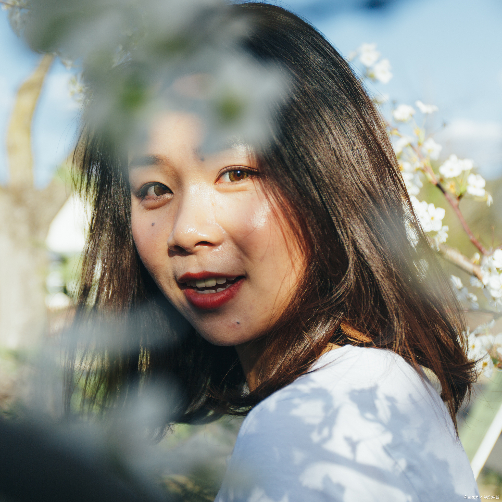 人像摄影如何选,永诺和佳能50mmf1.8两款镜头哪个更好?