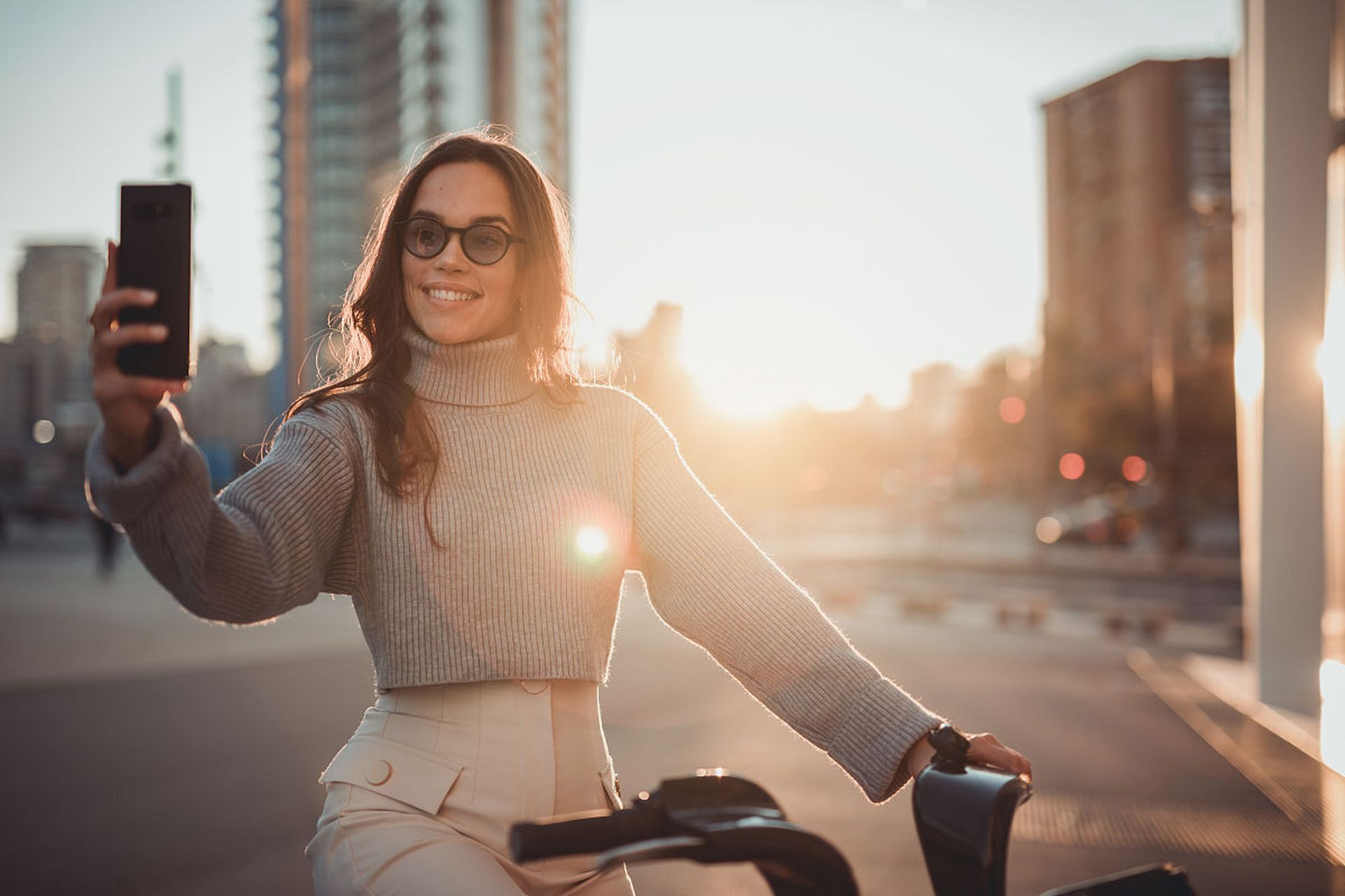 一位00后姑娘从北京骑摩托来到浙江上学,她的名字叫张梦梦.