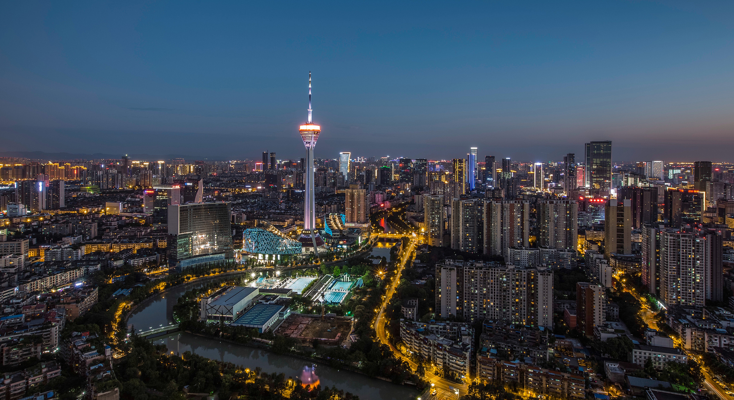 镜头里的春天# 94**春日旅游:探秘花城成都**94  春天,是万物