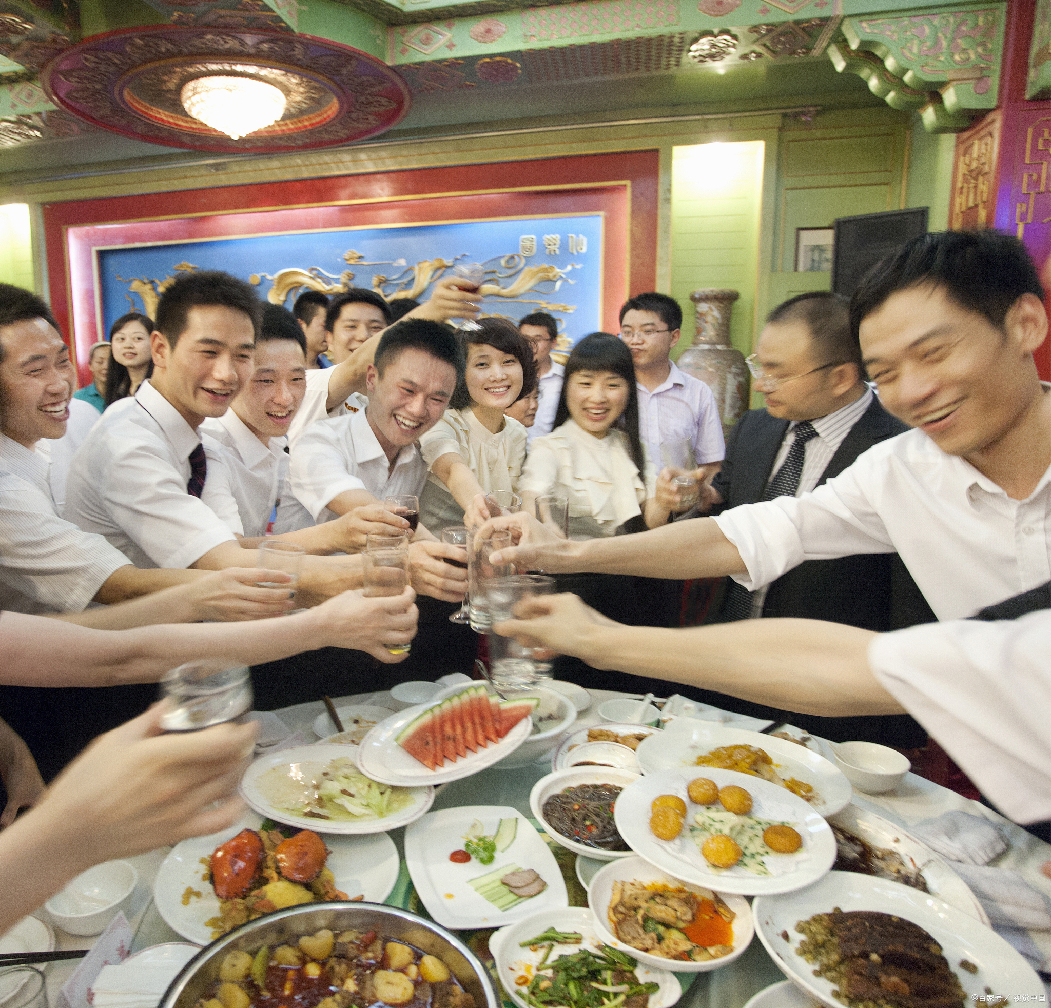 领导请客,桌上菜吃光了大家都没饱,我加了两个硬菜,领导问谁点的