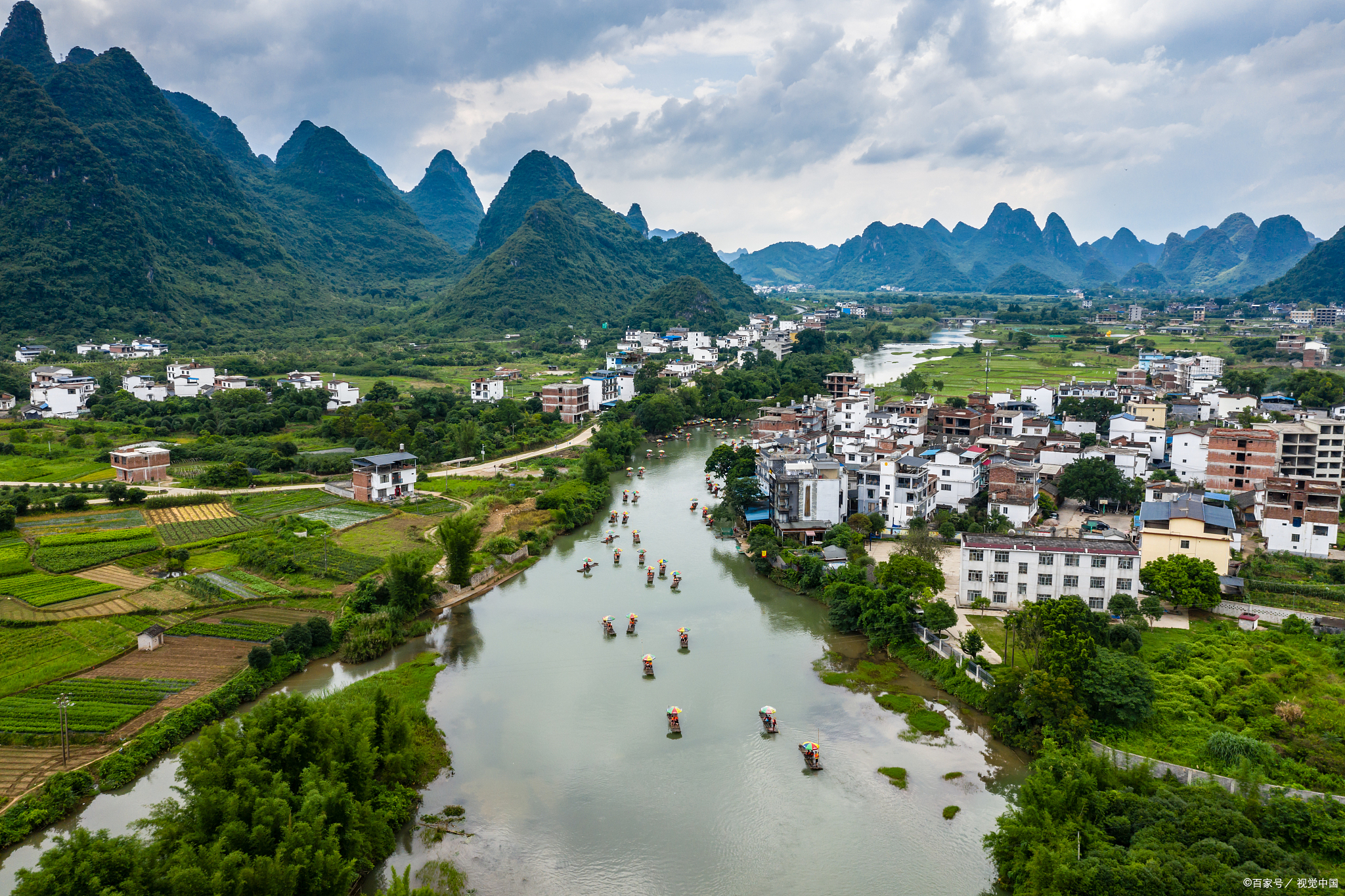 漓江是中国广西壮族自治区的一条著名的风景河流