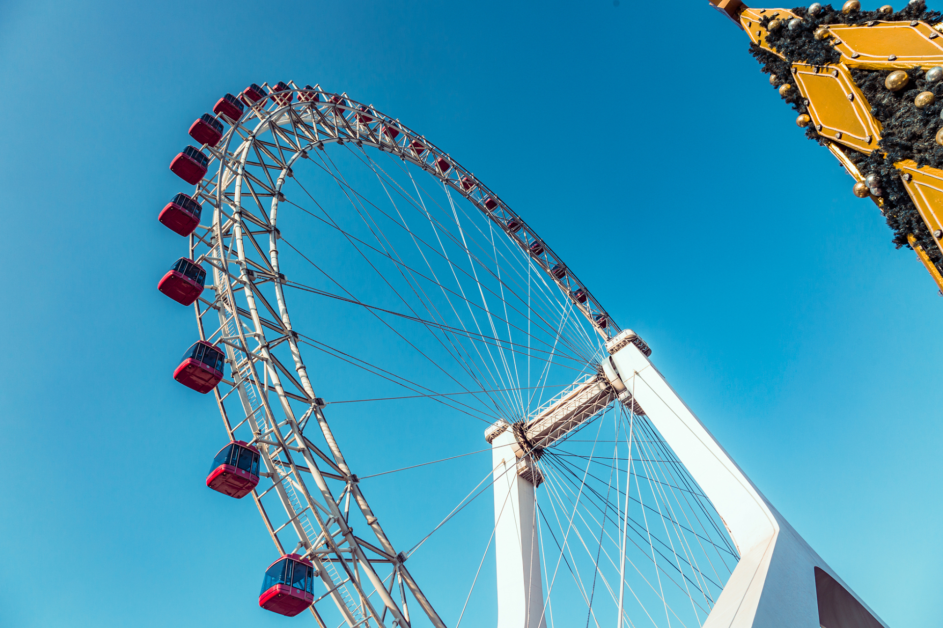 国内最美的七个摩天轮,一,广州塔摩天轮位于484米高的广州塔塔顶,是