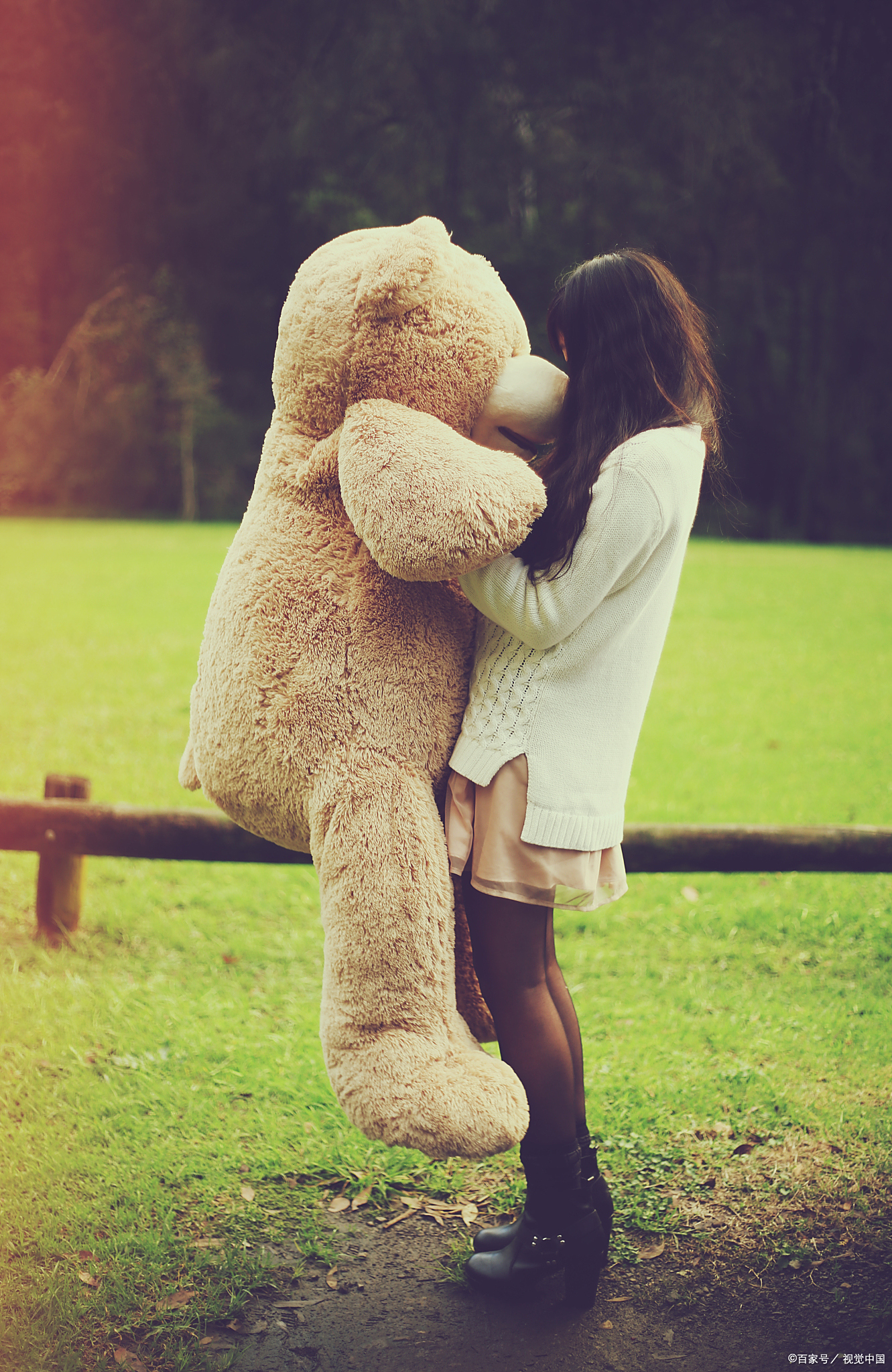 情感微语录#爱情的世界里,拥抱是一种最亲密的表达,它承载着无尽的