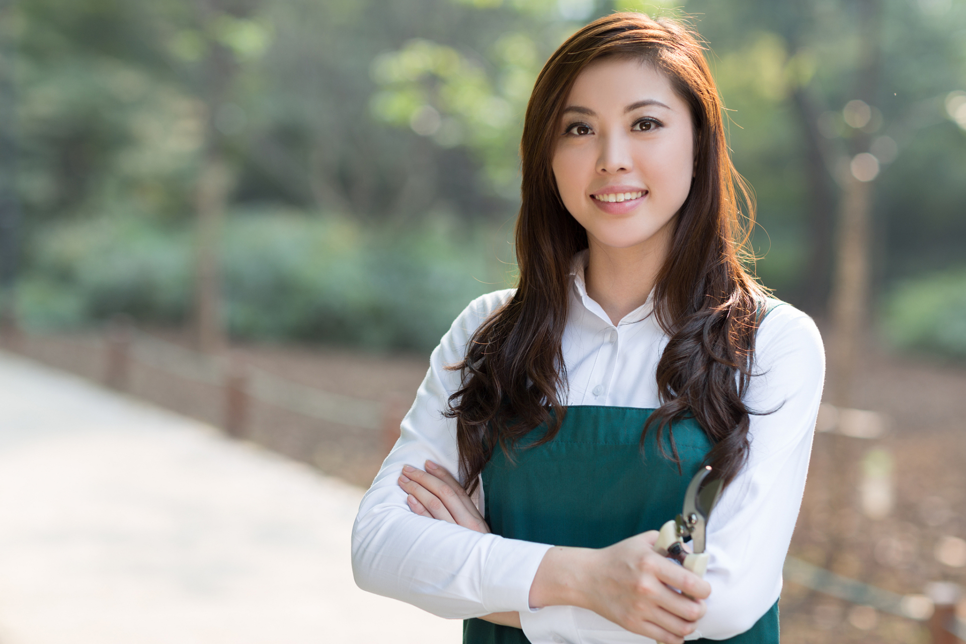 我的隔壁住着一位漂亮端庄的女教师,我每天都偷窥着她,有一天我发现了