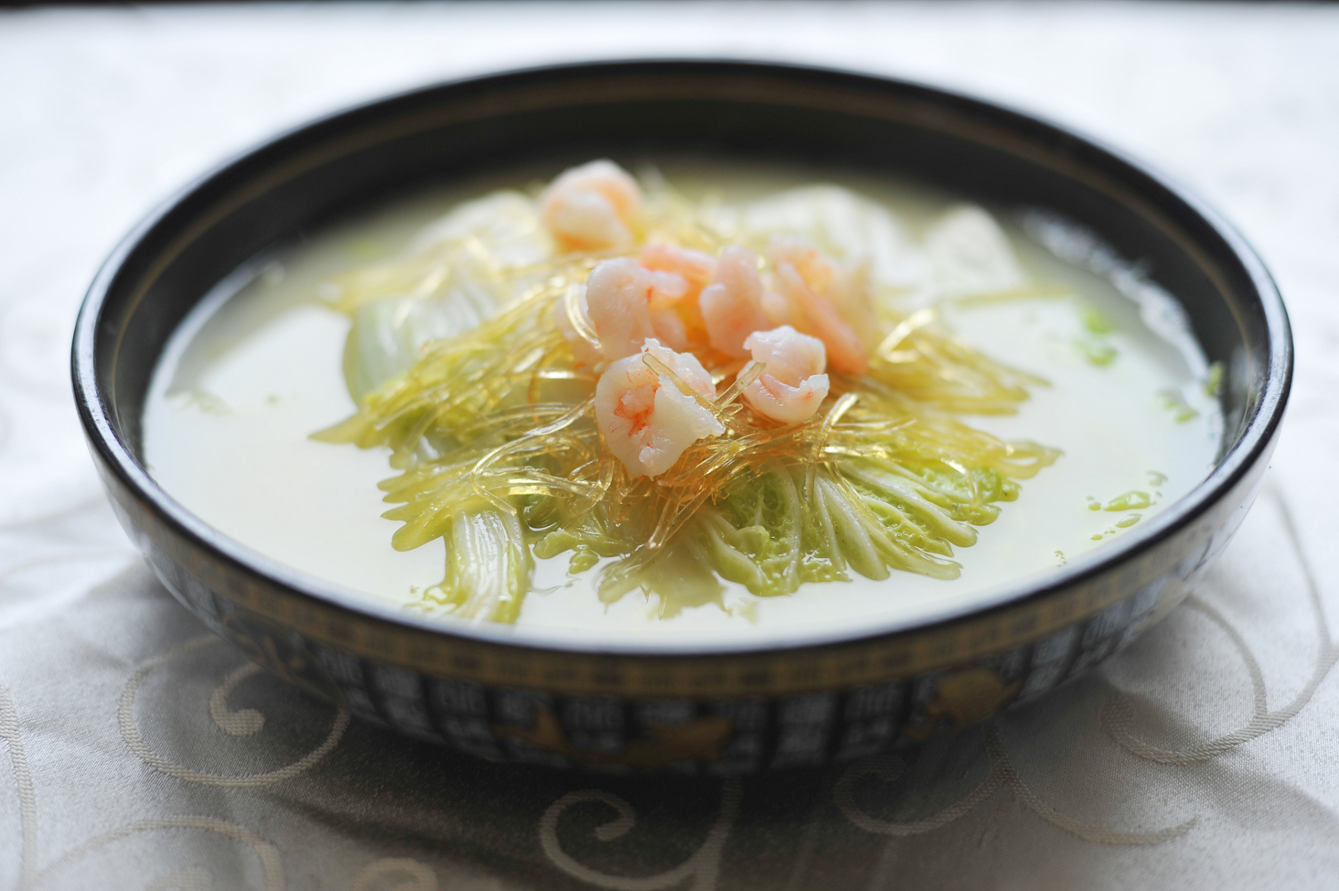 洛阳牡丹燕菜是一道历史悠久的传统名菜,以其独特的配方,精湛的工艺和