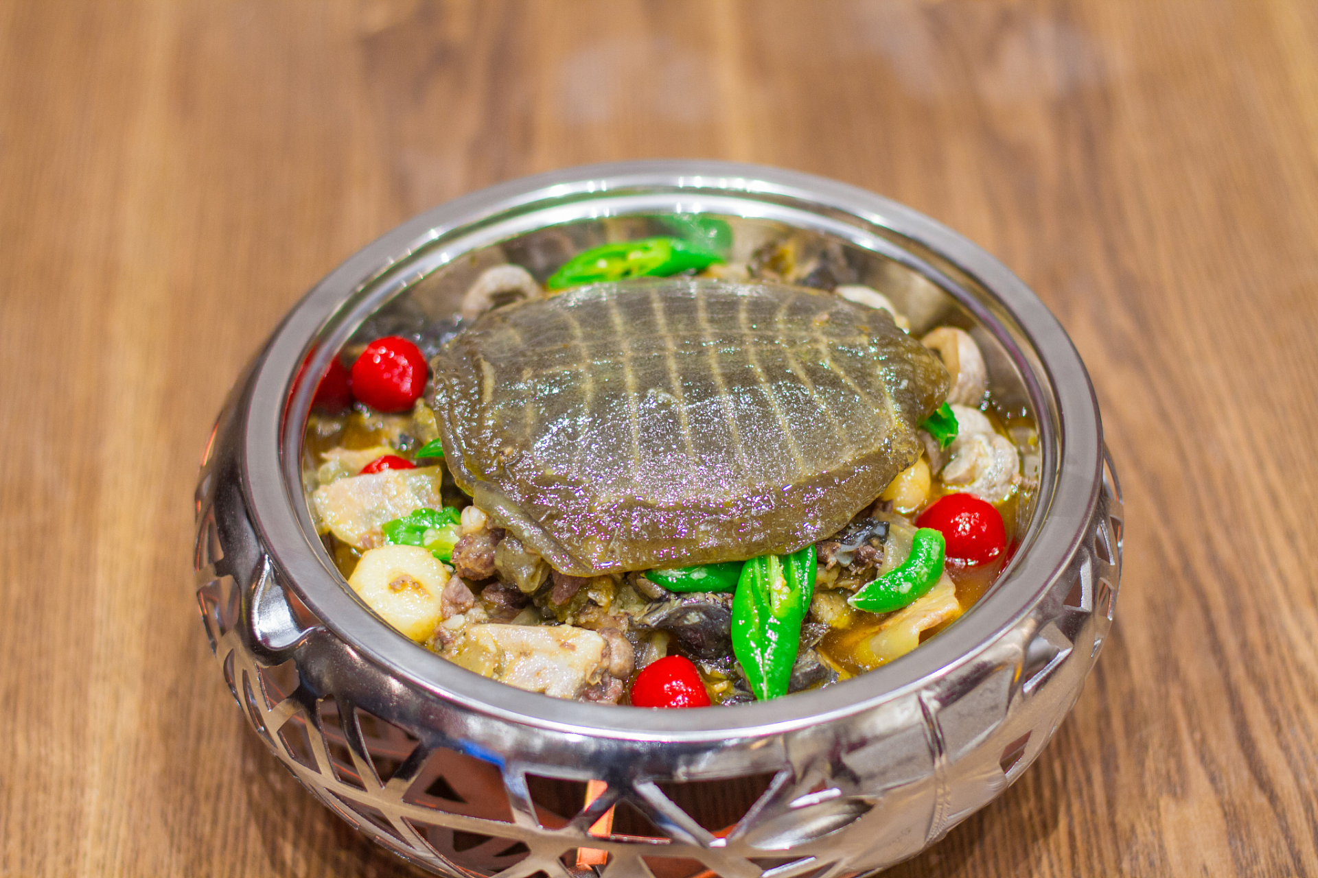 甲鱼炒鸡是一道结合甲鱼鲜嫩和鸡肉香滑的特色家常菜,通过挑选食材