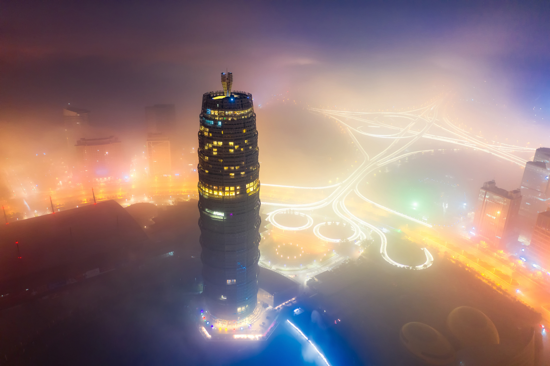 在夜晚,大玉米楼会被点亮,展现出美丽的夜景.