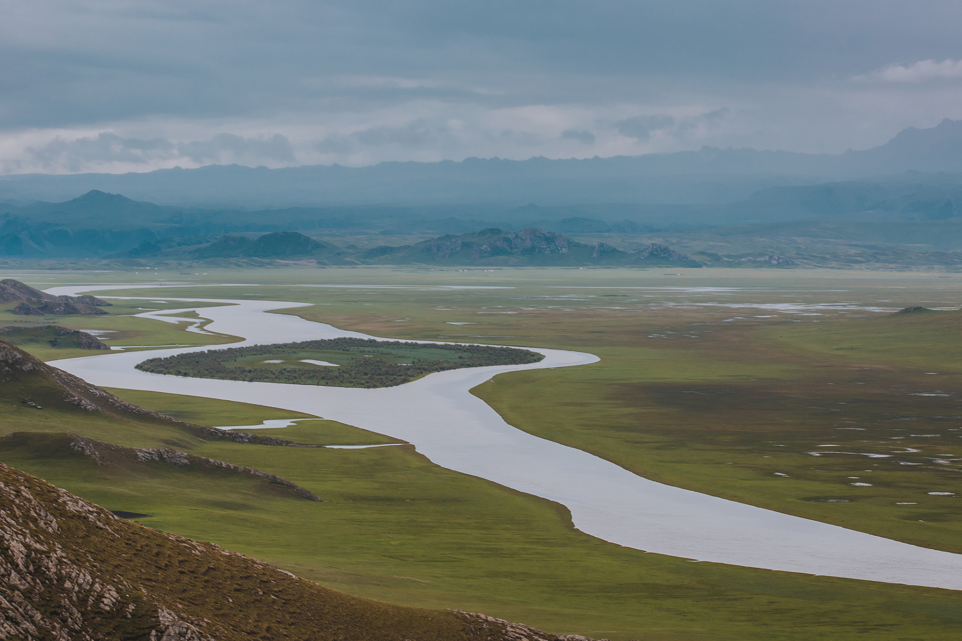 巴音布鲁克景区呀,位于新疆巴音郭楞蒙古自治州和静县的西北部,处在