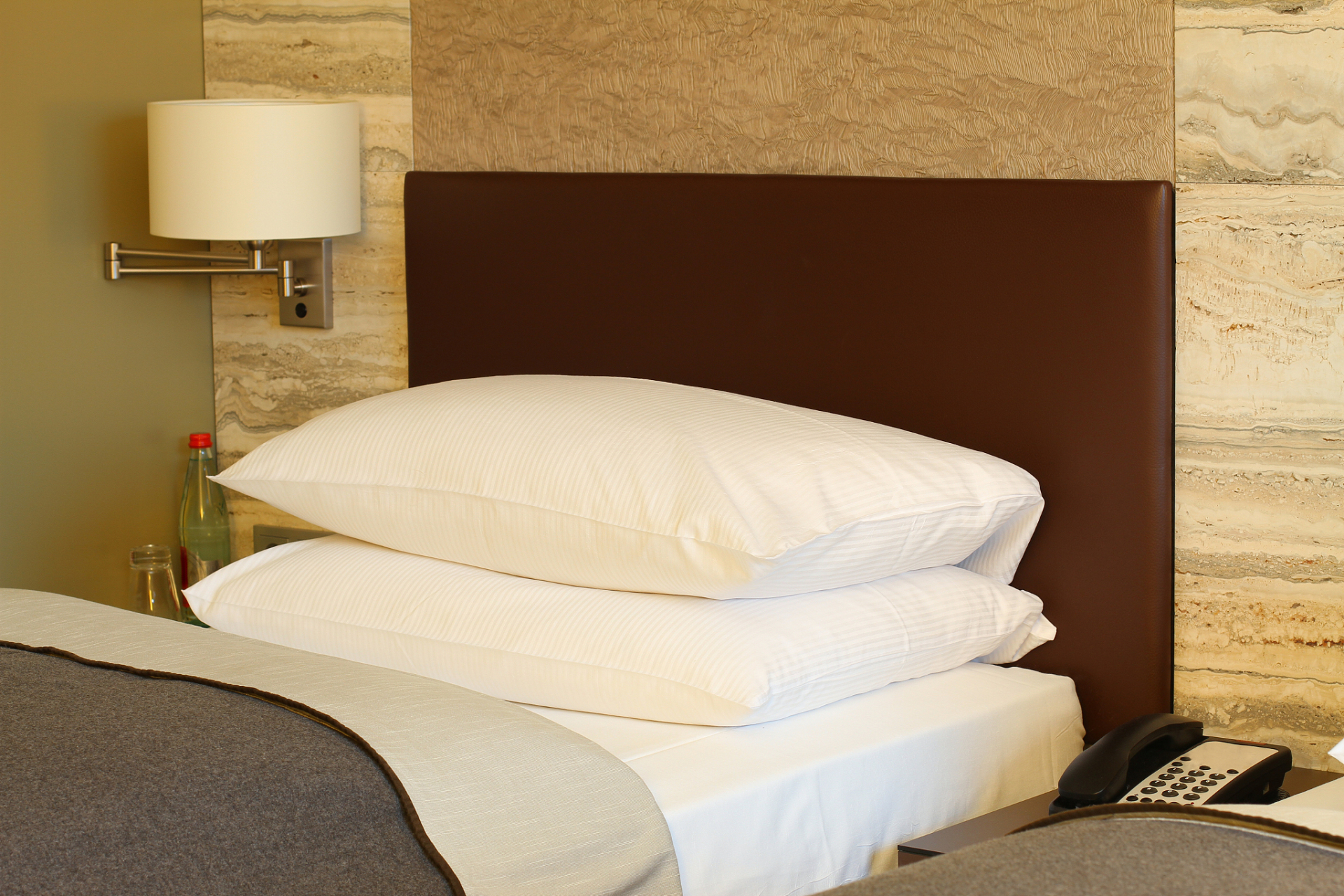 女朋友来姨妈弄脏酒店床单床垫,退房要支付清洁费,还是要赔偿?