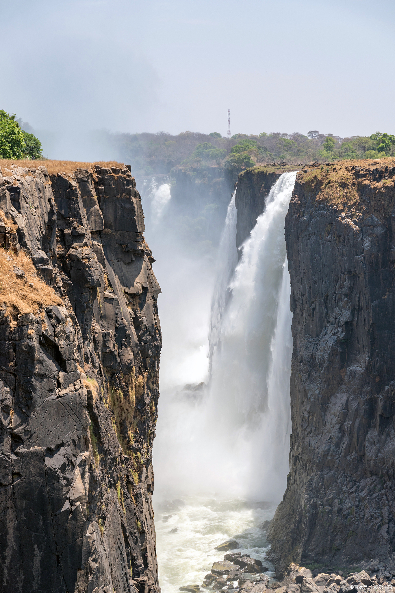 天使瀑布,位于委内瑞拉,被誉为世界最高的瀑布,其壮观景象令人叹为