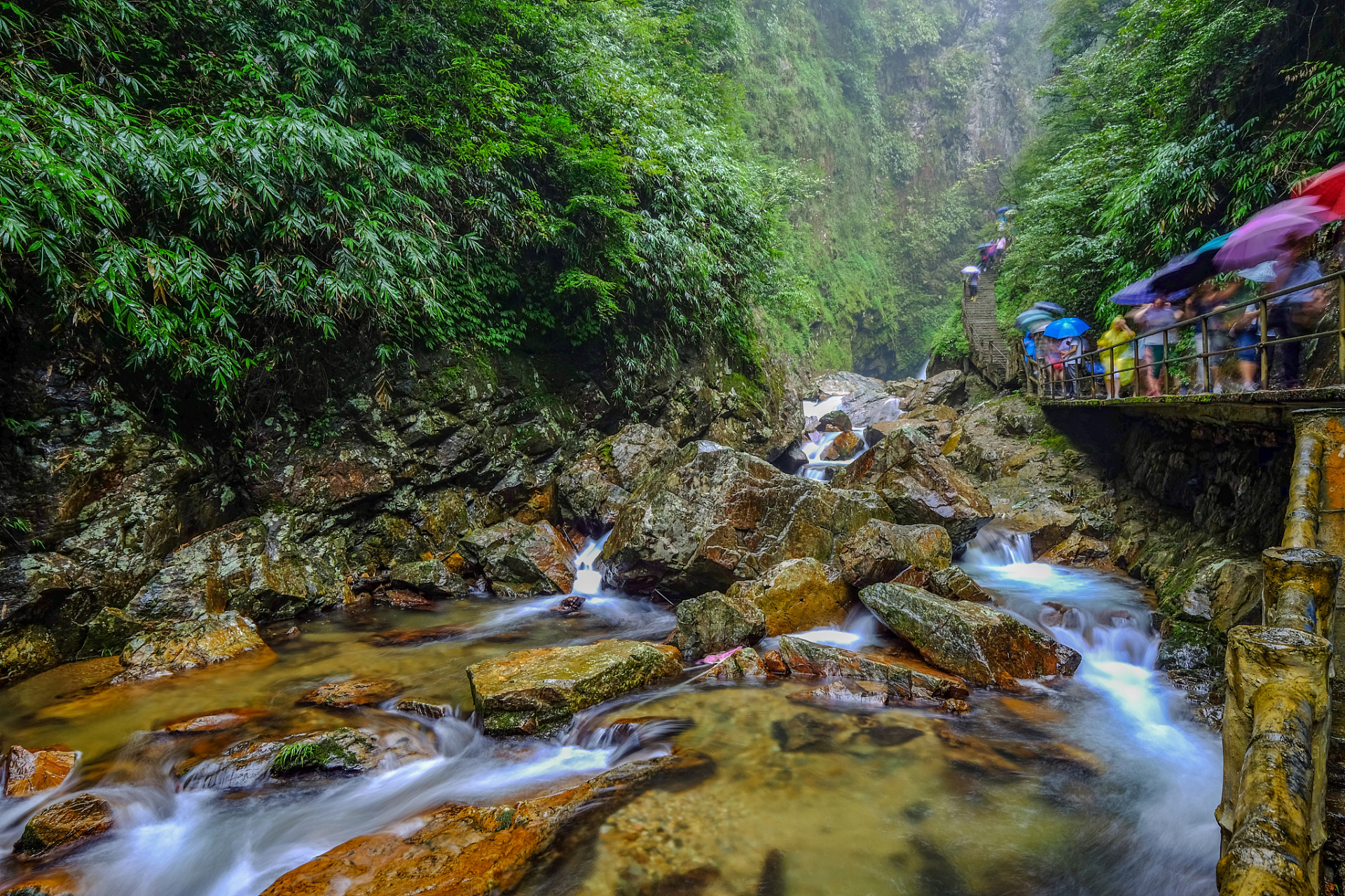 南江大峡谷位于贵阳市开阳县,是一个4a级风景区,集奇峰,峡谷,峭壁