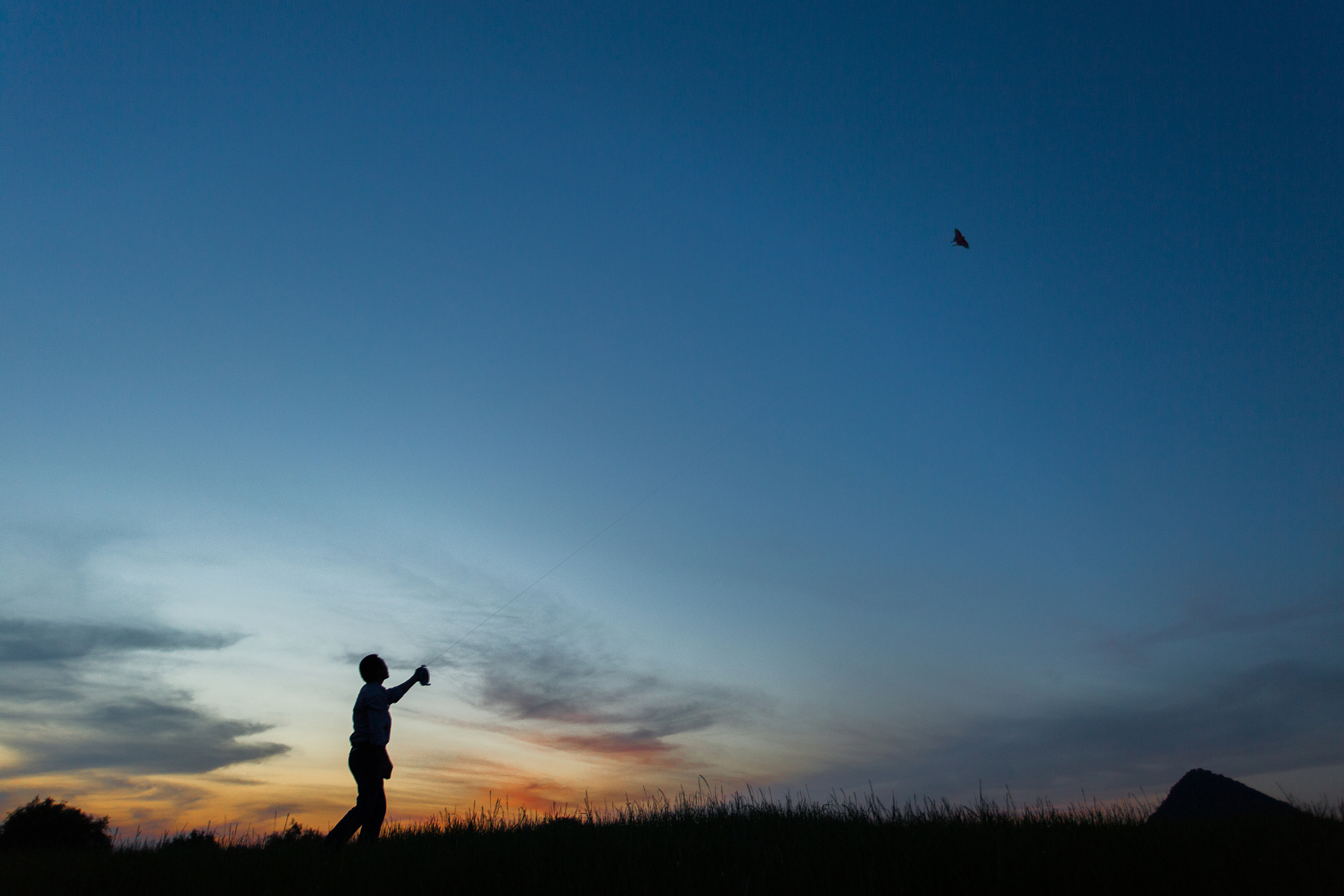 《追风筝的人》描绘战争下人性的挣扎与救赎,主人公阿米尔因年少时的