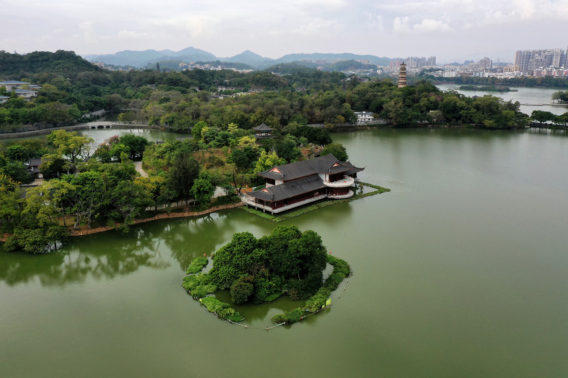 惠州西湖的景观迥异于他处,五个湖区,六座桥梁,八大景点构成了这个