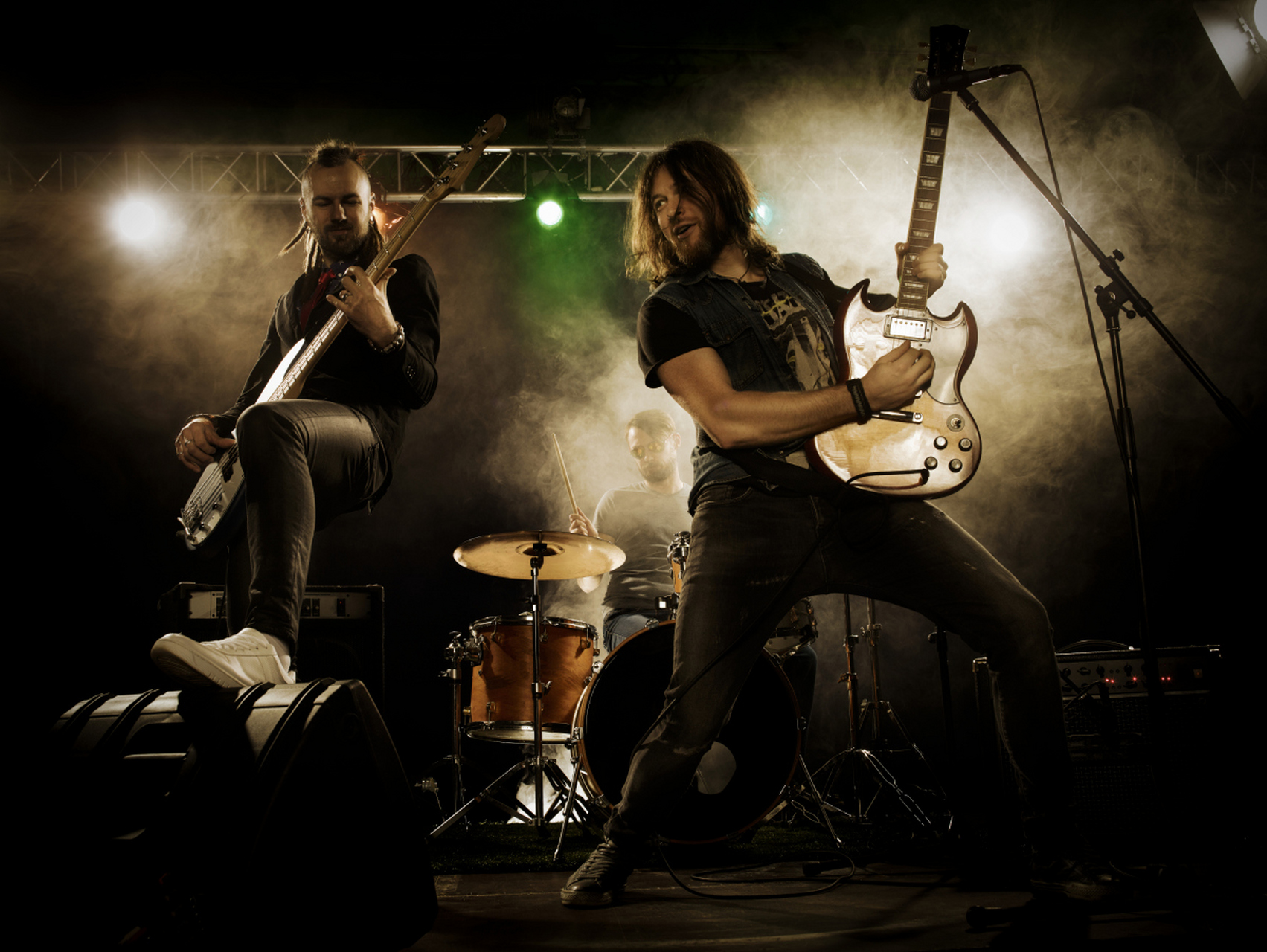 乐队通常配备多个吉他手的原因包括丰富和声与旋律,增强音乐情感表现