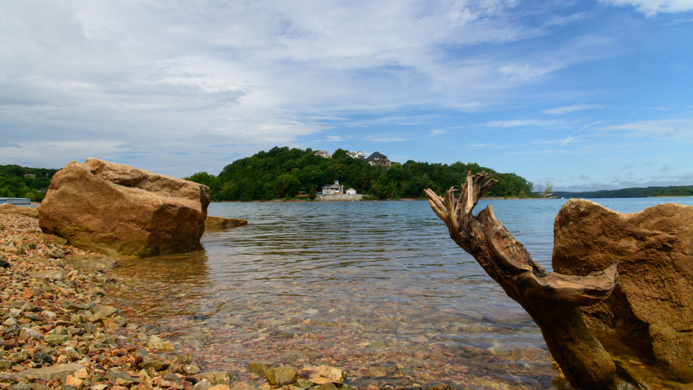 梅峰岛是千岛湖风景区人气较高的岛屿之一,位于中心湖区西端的状元