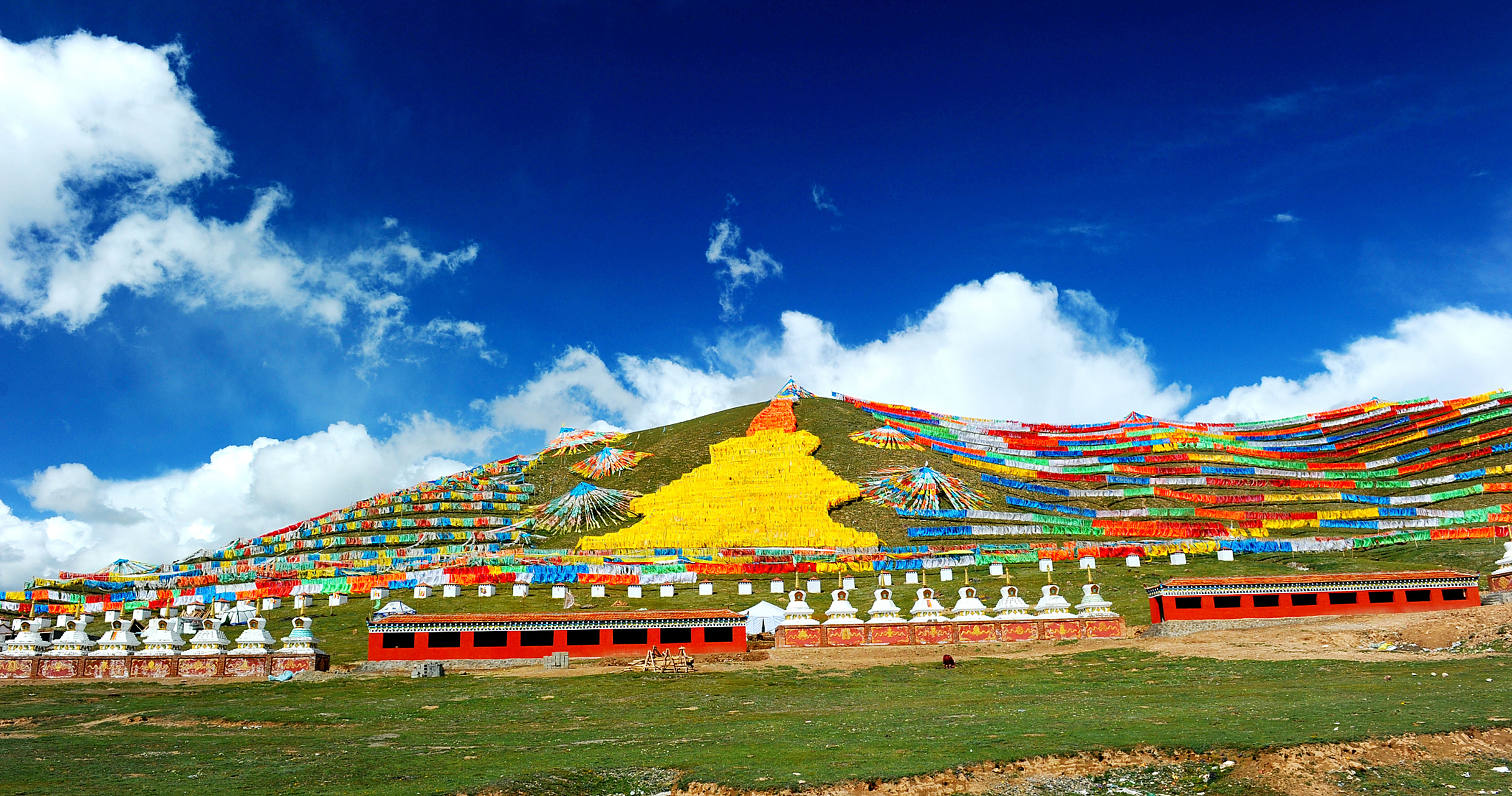 日月山坐落在青海省西宁市湟源县西南40公里,属祁连山脉,长90公里,是