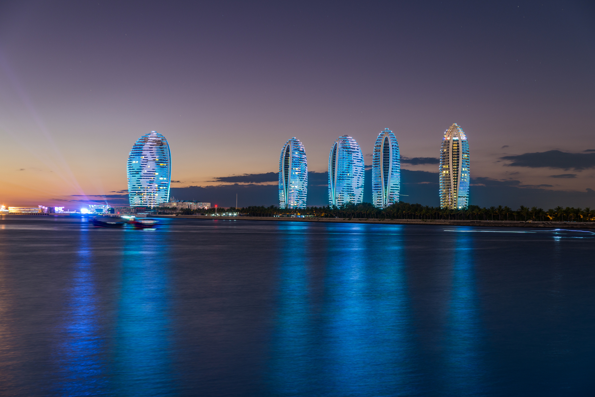 三亚凤凰岛景区介绍|三亚凤凰岛是一座在大海礁盘之中吹填出的人工岛